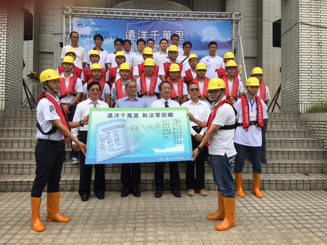 公海巡護任務的檢查員和漁業署觀察員共同高呼口號