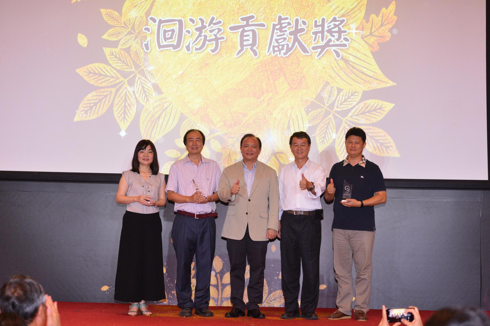 農委會林聰賢主委頒發洄游貢獻獎,感謝長期支持洄游競賽的老師
