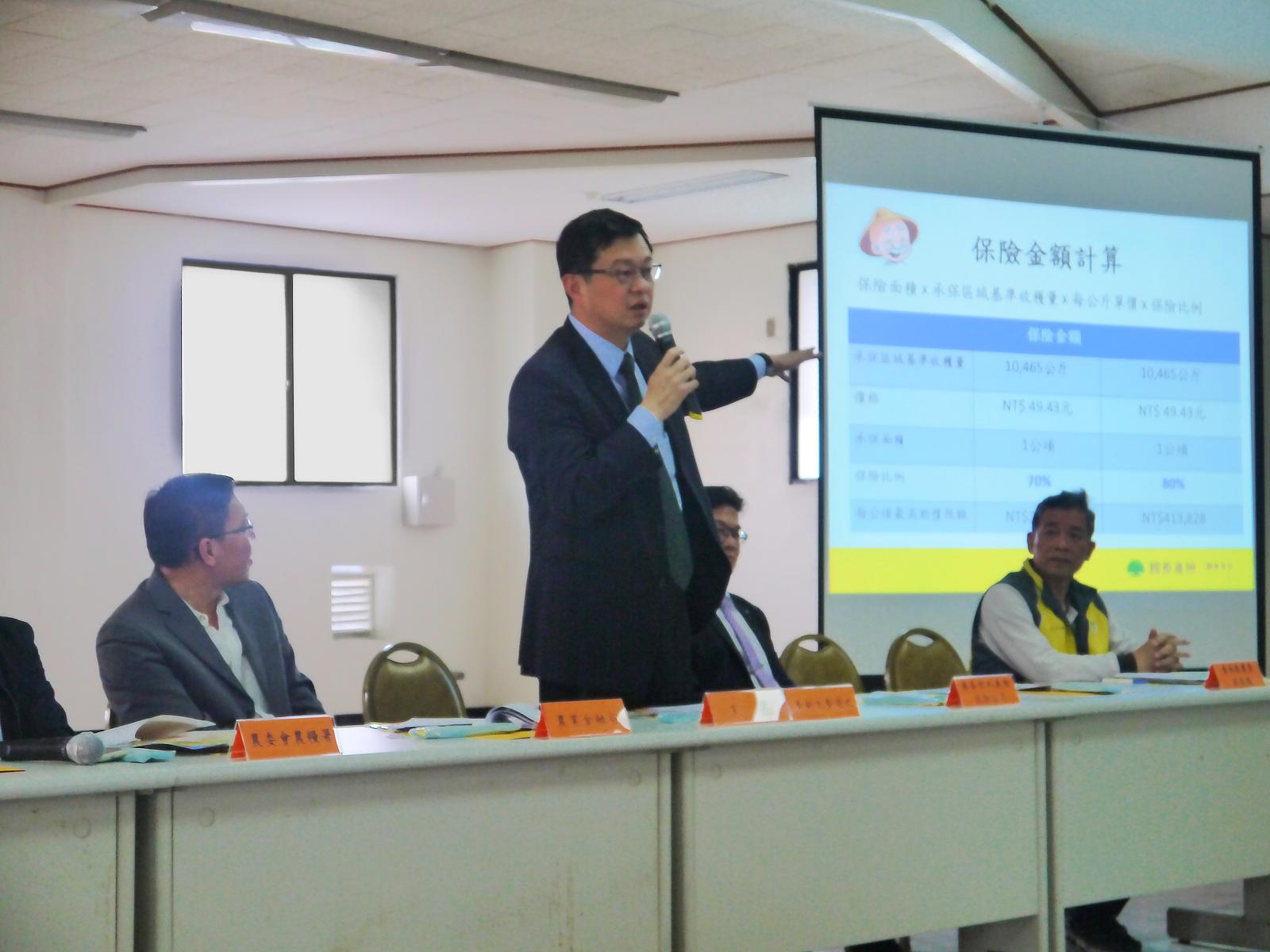 農委會副主委李退之主持農業金融局主辦的「106年芒果保險座談會」,說明農業保險推動情形,聽取在地農民意見並鼓勵農民參加投保。