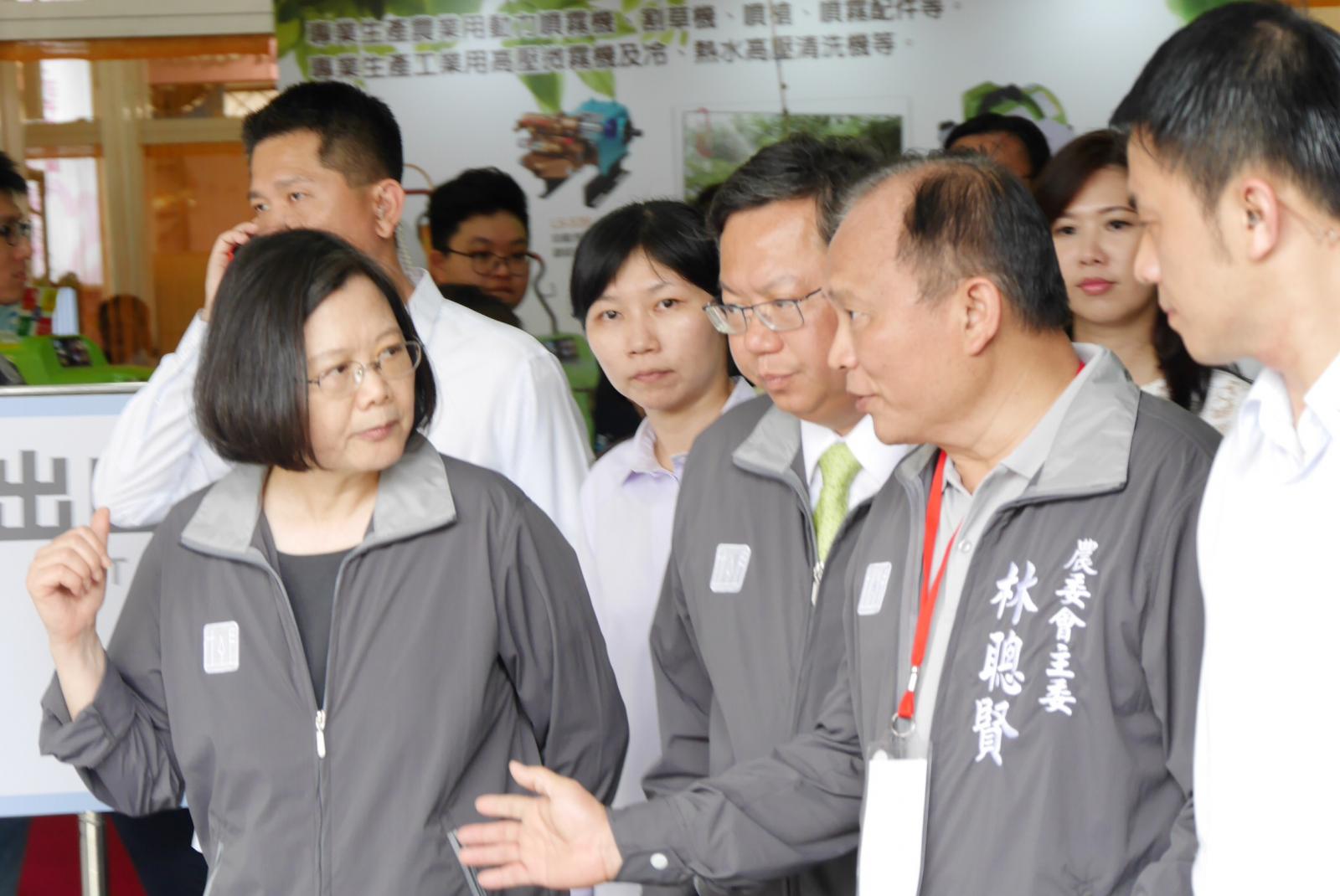 農委會以「協助新南向國家改善農業經營與提升農民收入，促進我國農業資材、設備與技術外銷機會」為重要政策