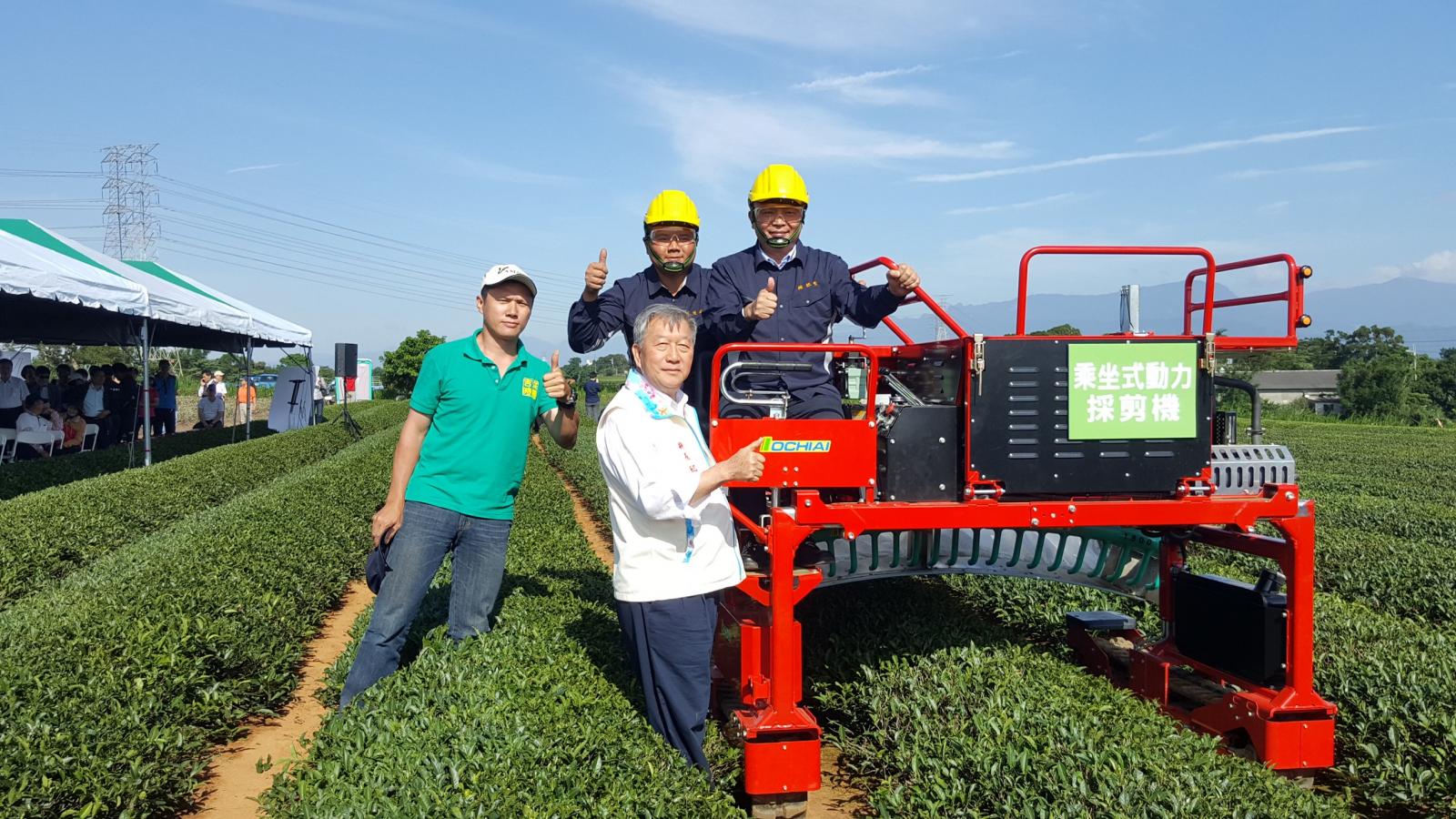 農委會林聰賢主委親自操作乘坐式動力採剪機