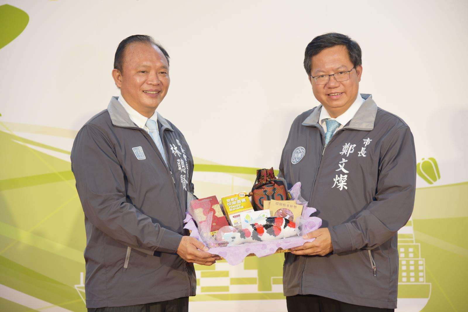 林主委(右)與鄭文燦市長(左)簽訂合作備忘錄2