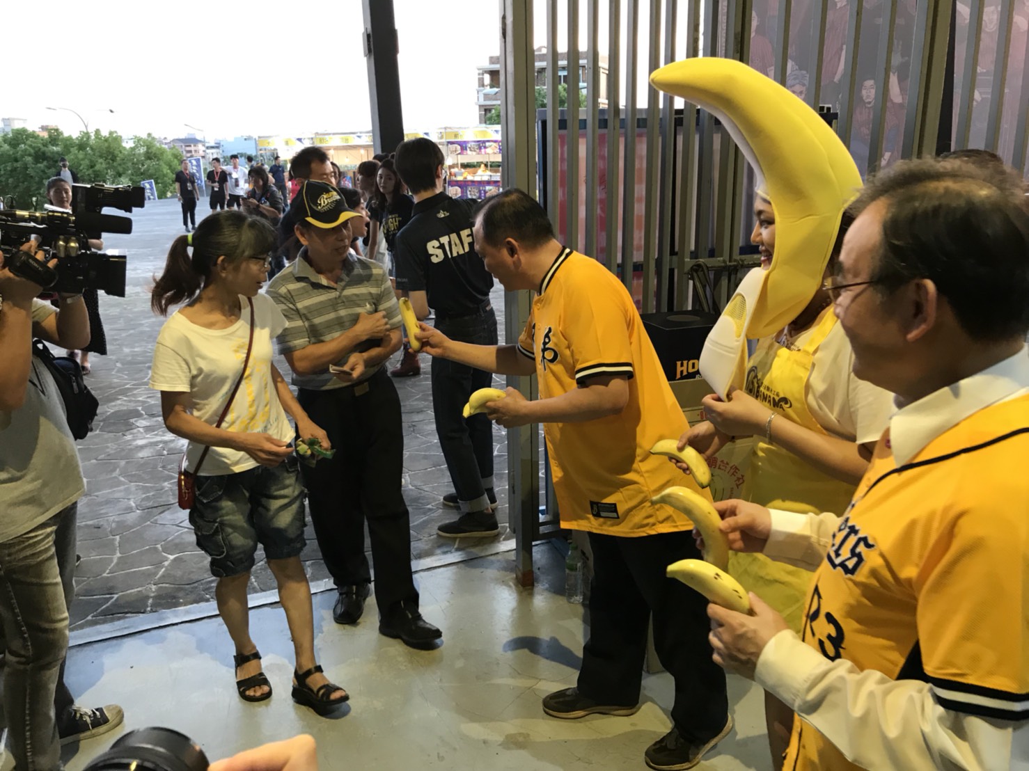 林聰賢主委贈送入場球迷香蕉