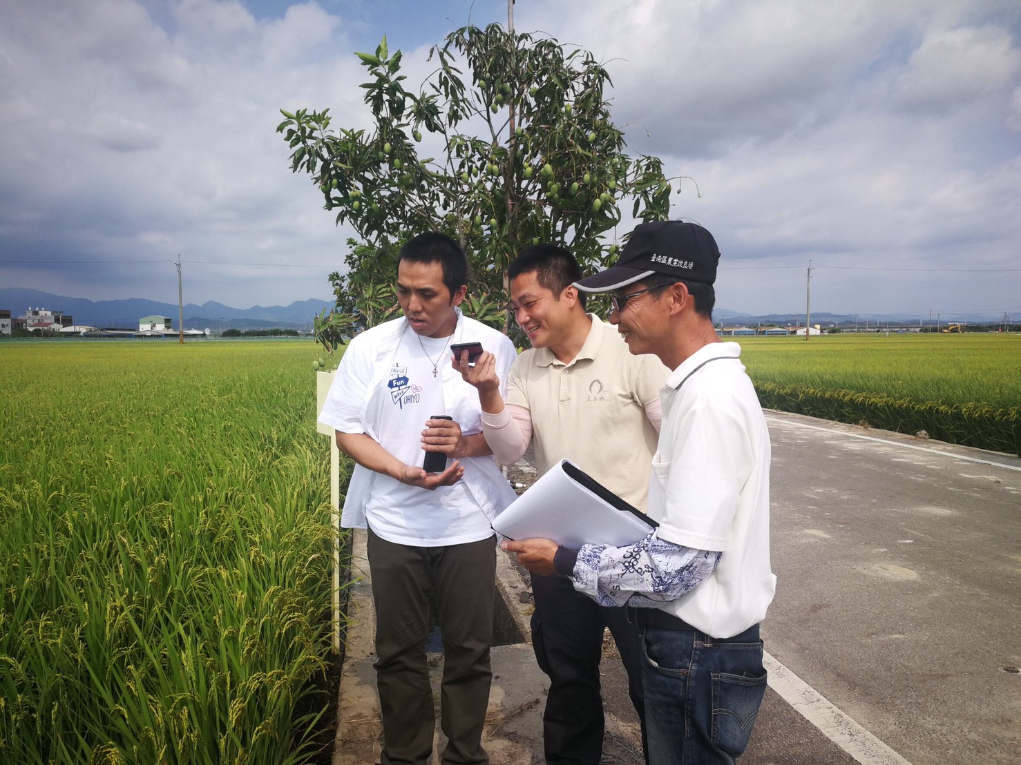 該廠與專家協助契作農民導入栽培資訊資訊數位化