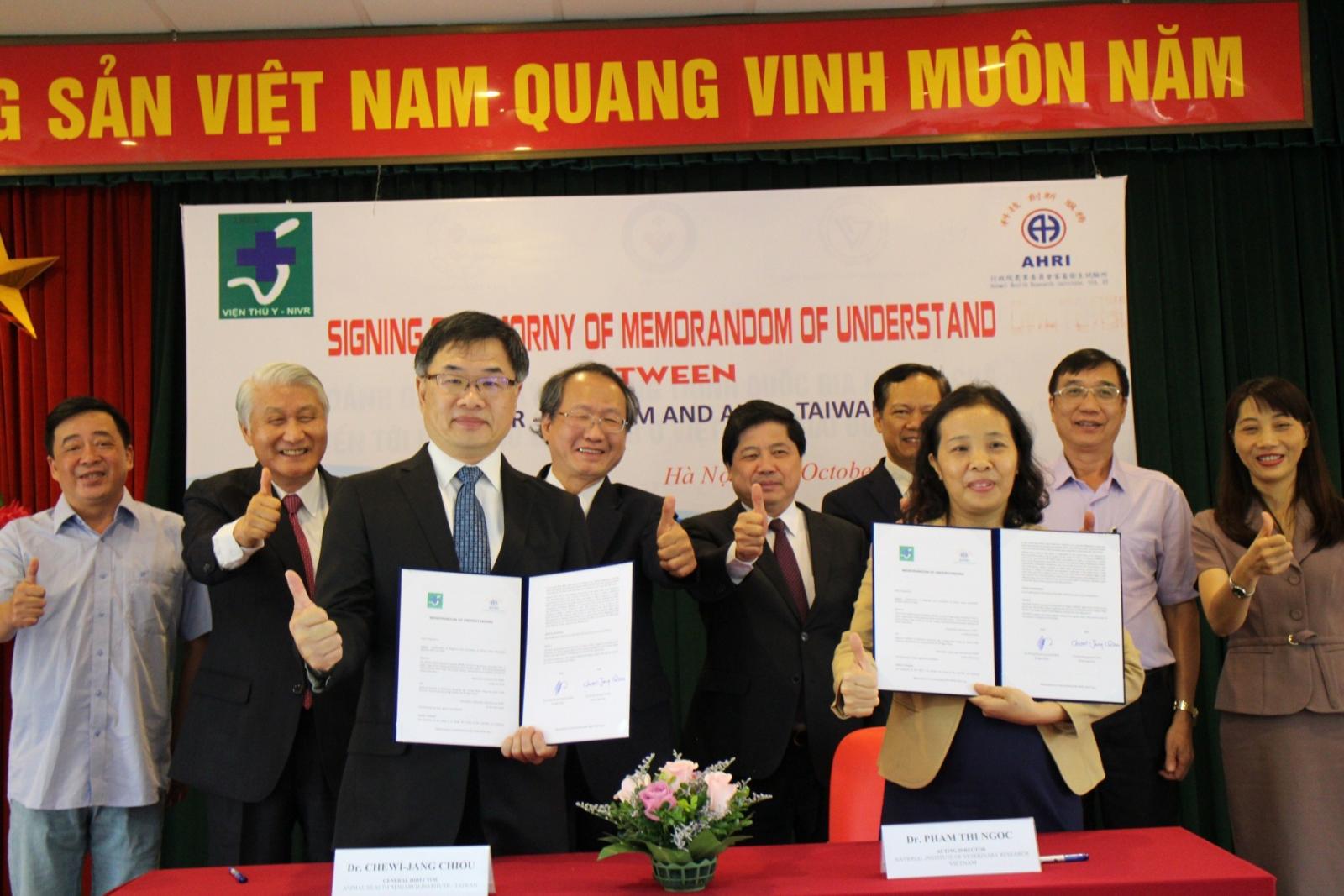 農委會畜衛所邱垂章所長與越南國家獸醫研究所范氏玉代理所長簽署合作備忘錄