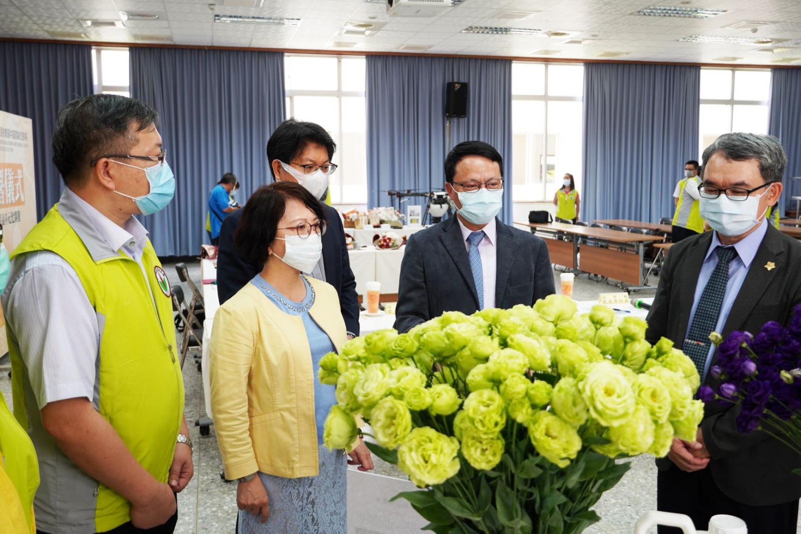 臺大農業試驗場場長葉德銘(右2)與臺中農改場人員討論花卉保鮮劑在切花品質之應用研究。