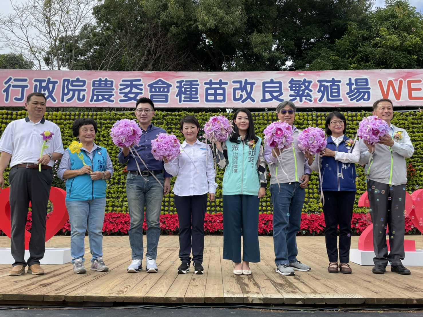 貴賓拿著花彩球準備啟動儀式