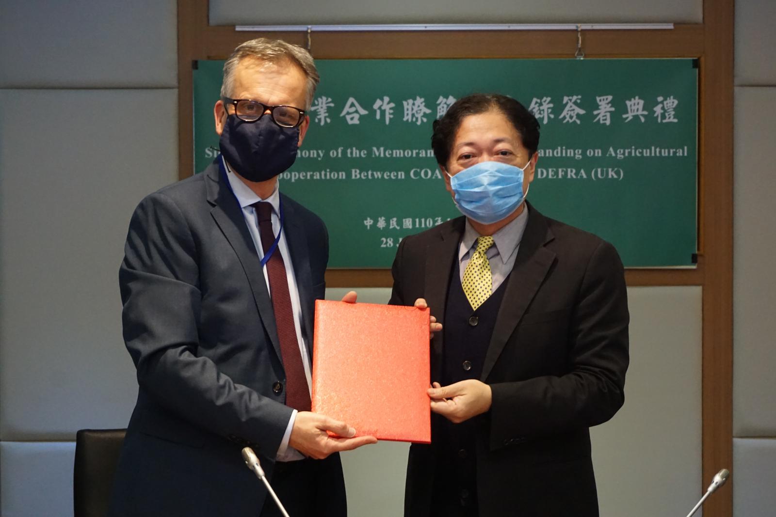 林家榮處長與鄧代表合照