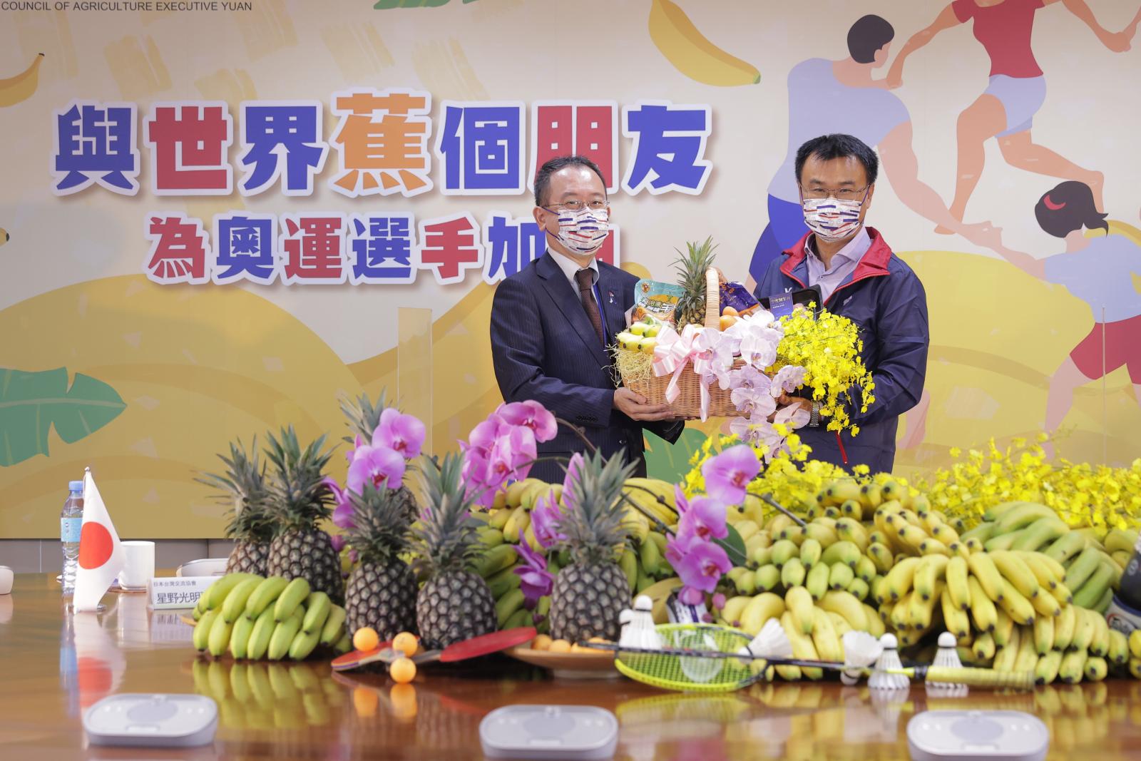 陳主委贈送臺灣外銷日本10大農產精品好禮予日本台灣交流協會星野副代表