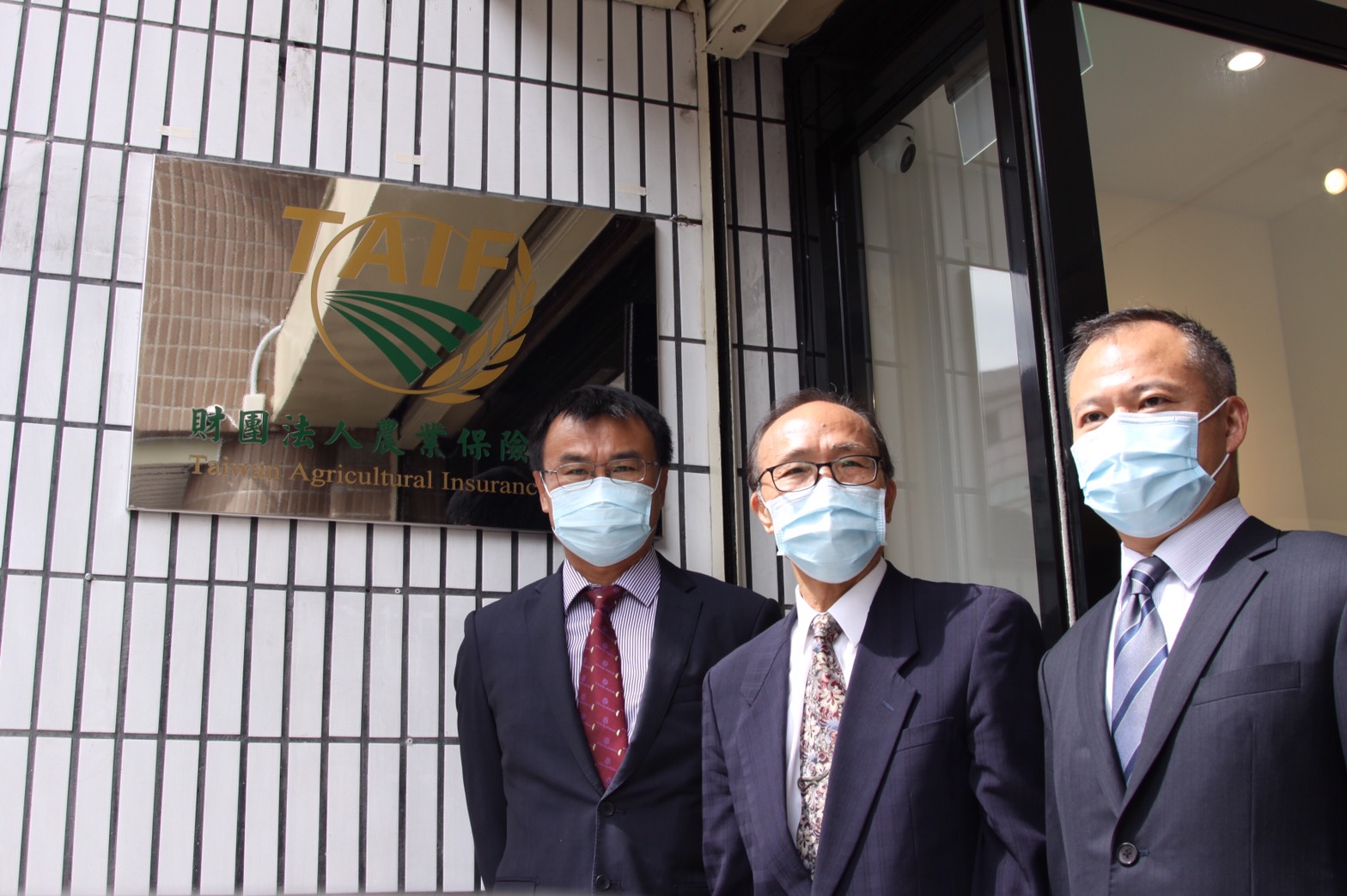 陳吉仲主委、陳添壽董事長及農金局李聰勇局長於揭牌儀式後留影