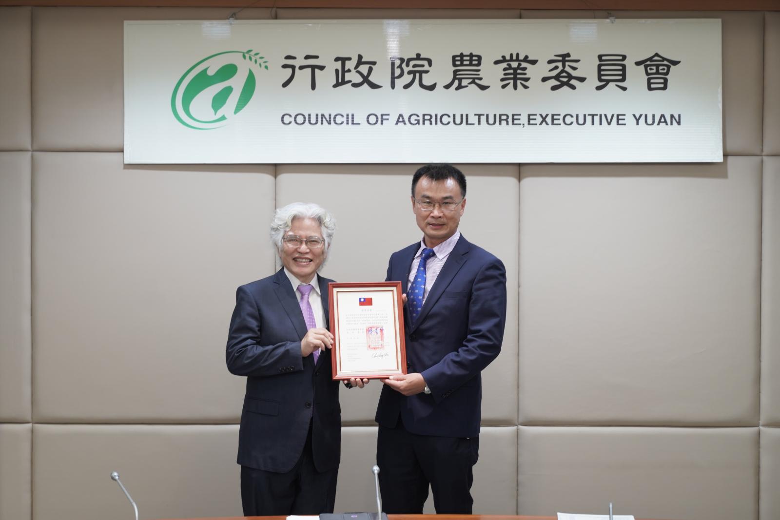 施能傑與陳吉仲主委合照