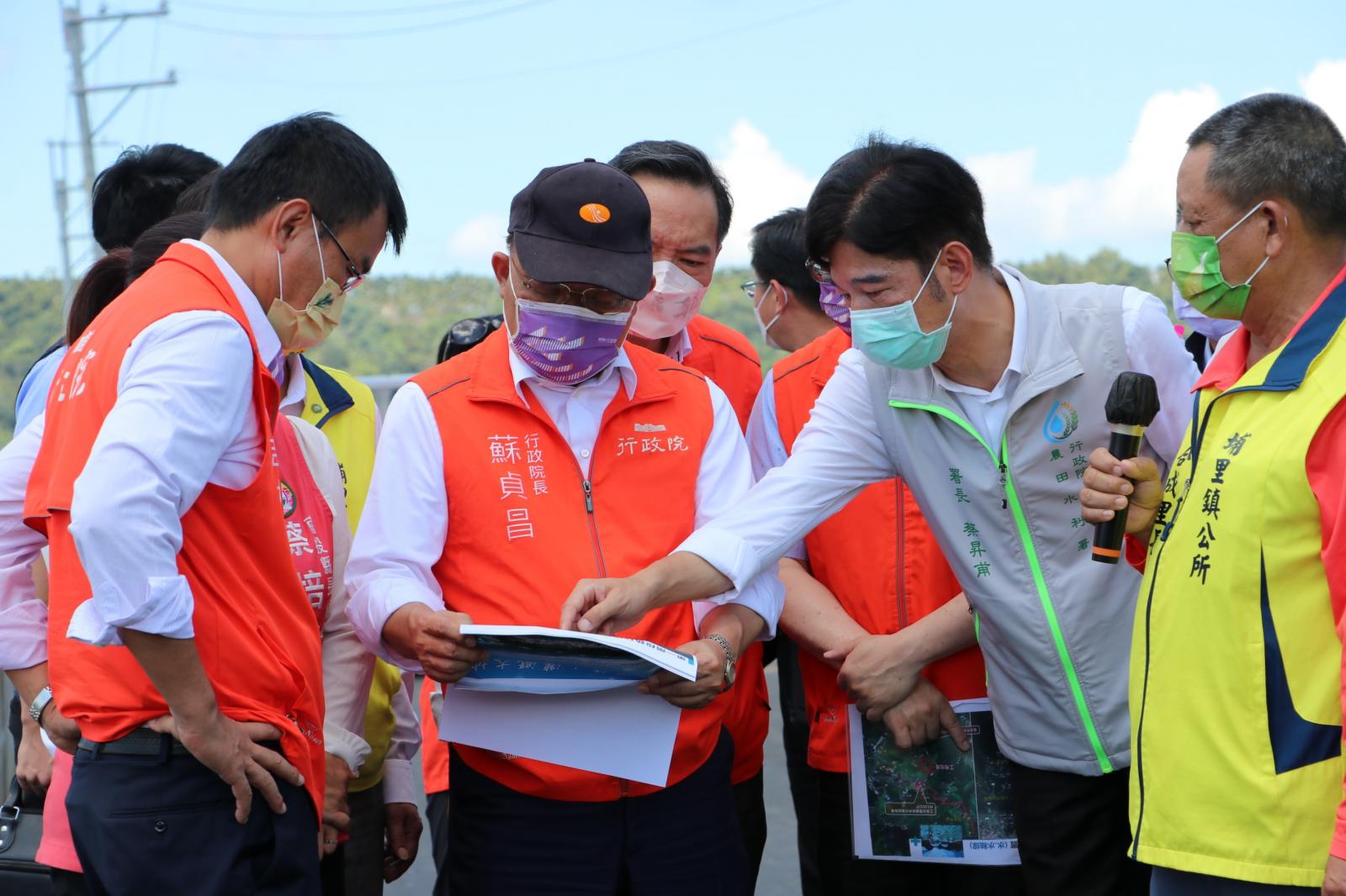 農委會農水署蔡昇甫署長向行政院院長蘇貞昌說明埔里鎮大坪頂地區擴大灌溉服務第二階段工程