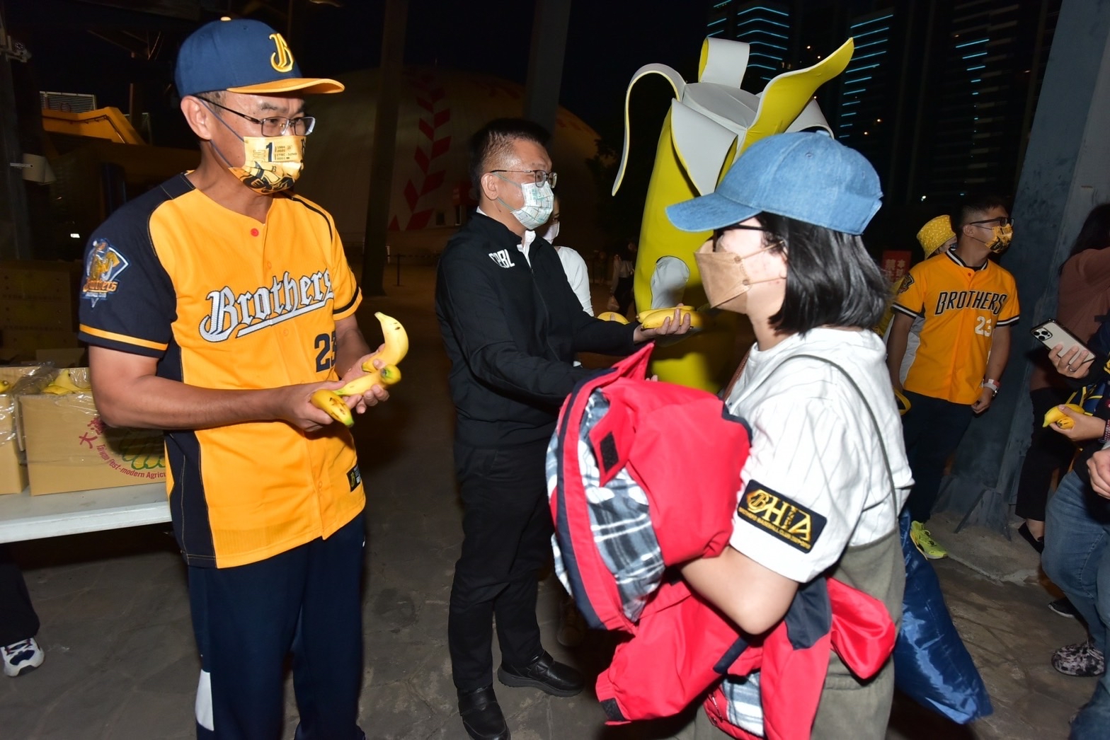 主委、蔡其昌會長及民眾合影2