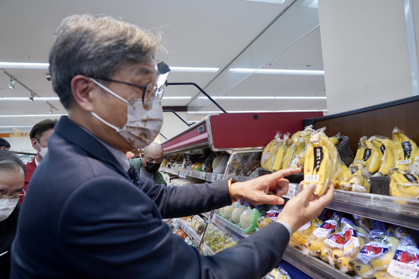 olympic超市人員向陳駿季副主委等人展示該超市門市販售臺灣香蕉