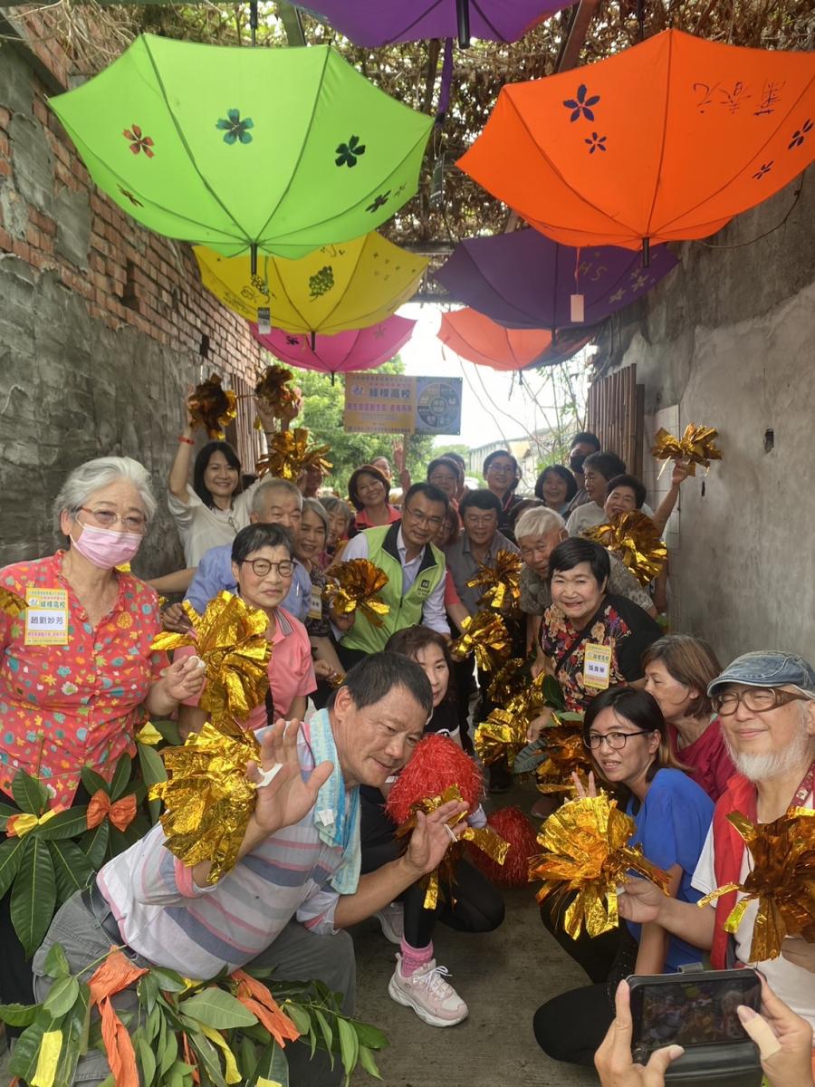 陳吉仲主委與參與農村社區綠色照顧的高齡者提前歡慶端午