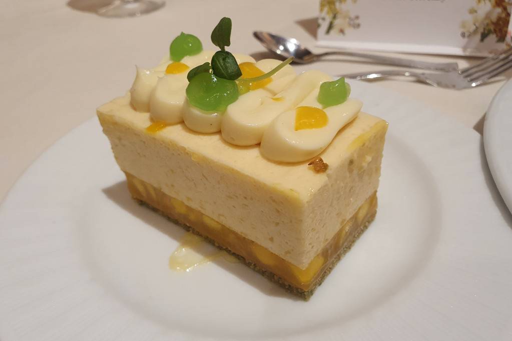 愛文芒果慕斯綠茶海綿蛋糕，使用臺灣愛文芒果醬