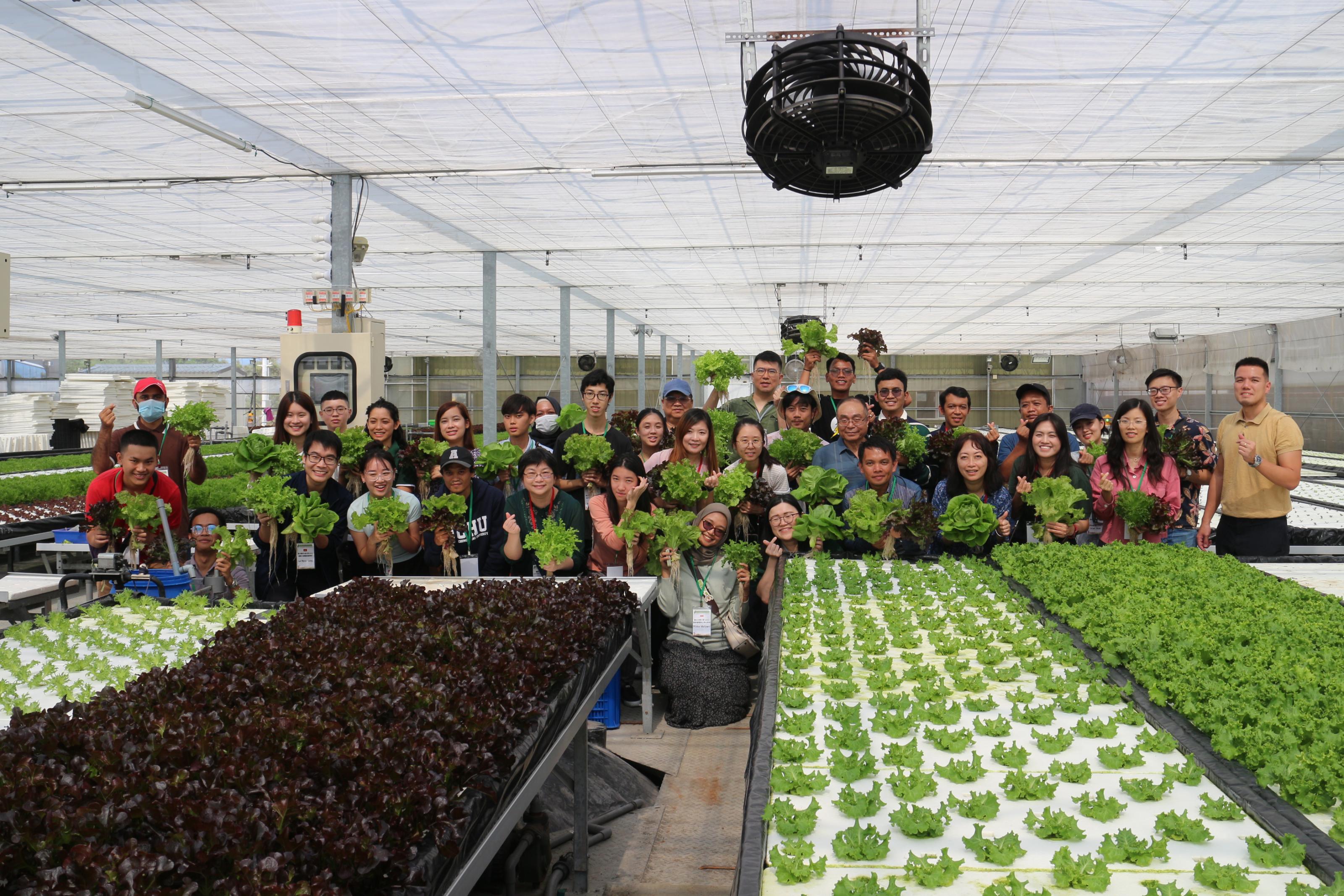 學生參訪「靖安農莊」並對於水耕蔬菜的種植技術留下深刻印象