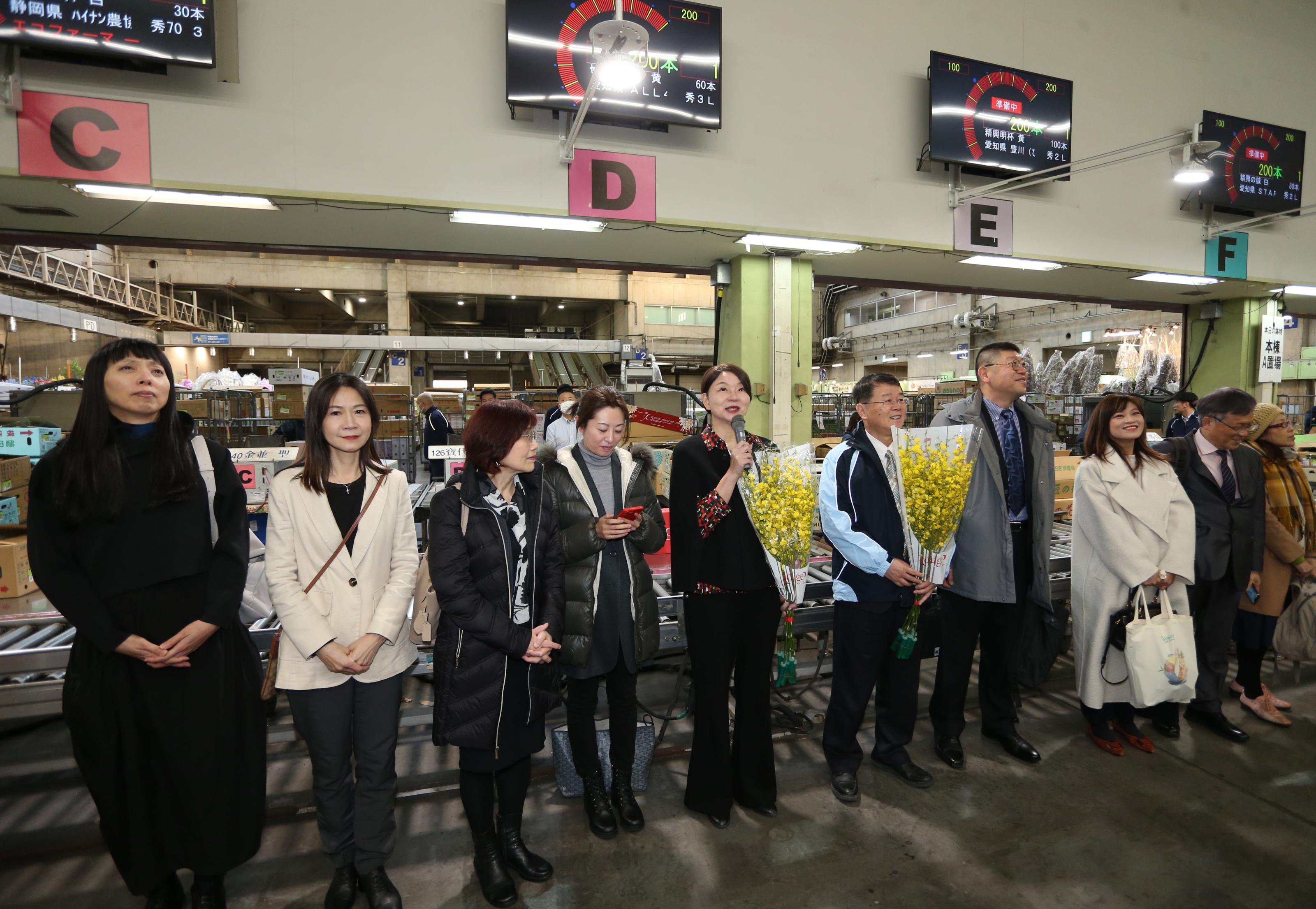 圖二、農業部主任秘書范美玲(左5)率團參訪大田花卉市場，並於拍賣前致詞。