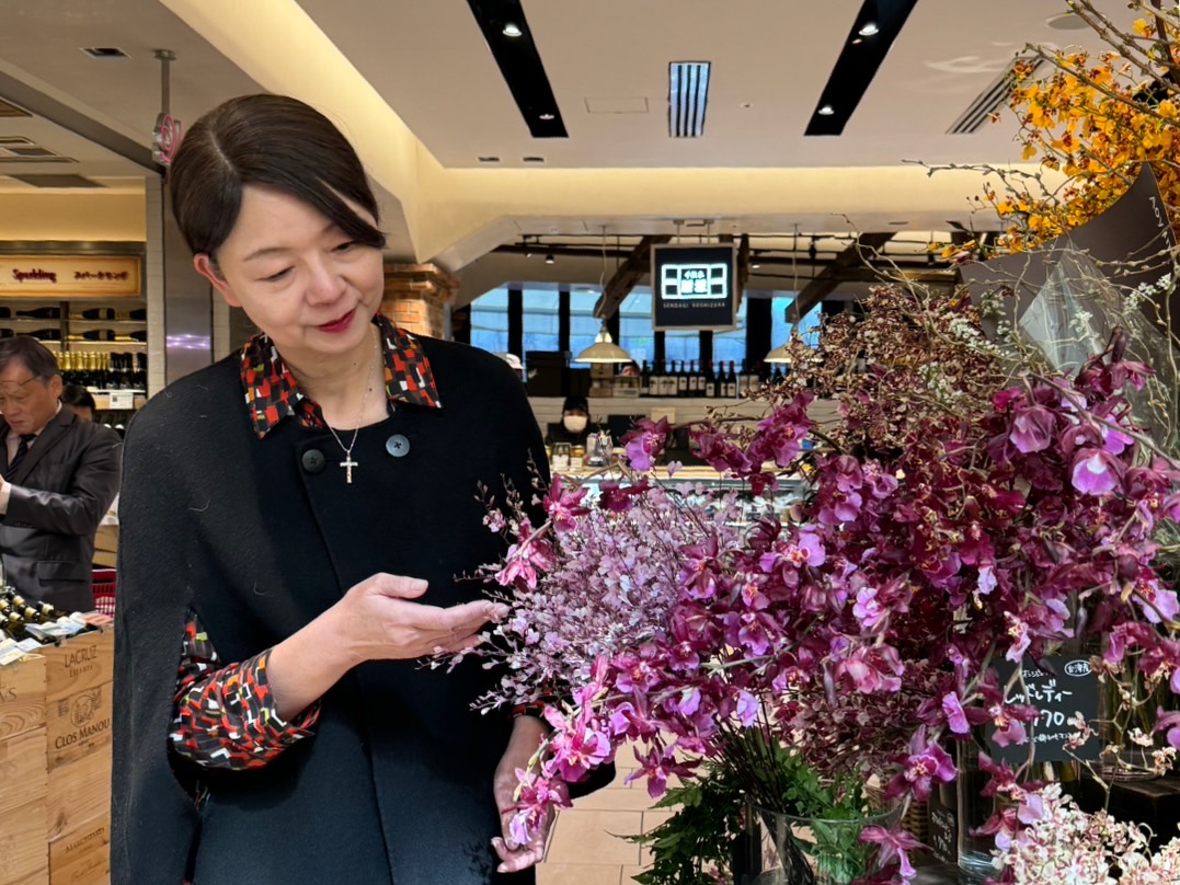 圖五、農業部主任秘書范美玲訪視日本青山花店辦理的期間限定臺灣文心蘭宣傳促銷活動，並觀察到貨品質。