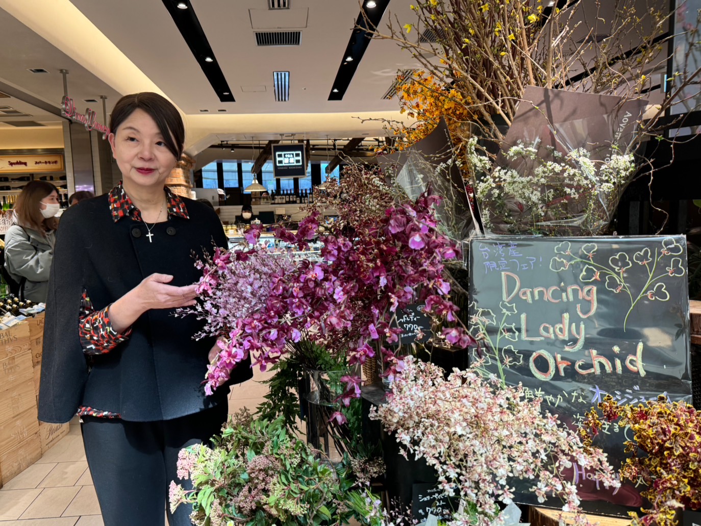 圖四、農業部主任秘書范美玲訪視日本青山花店辦理的期間限定臺灣文心蘭宣傳促銷活動。