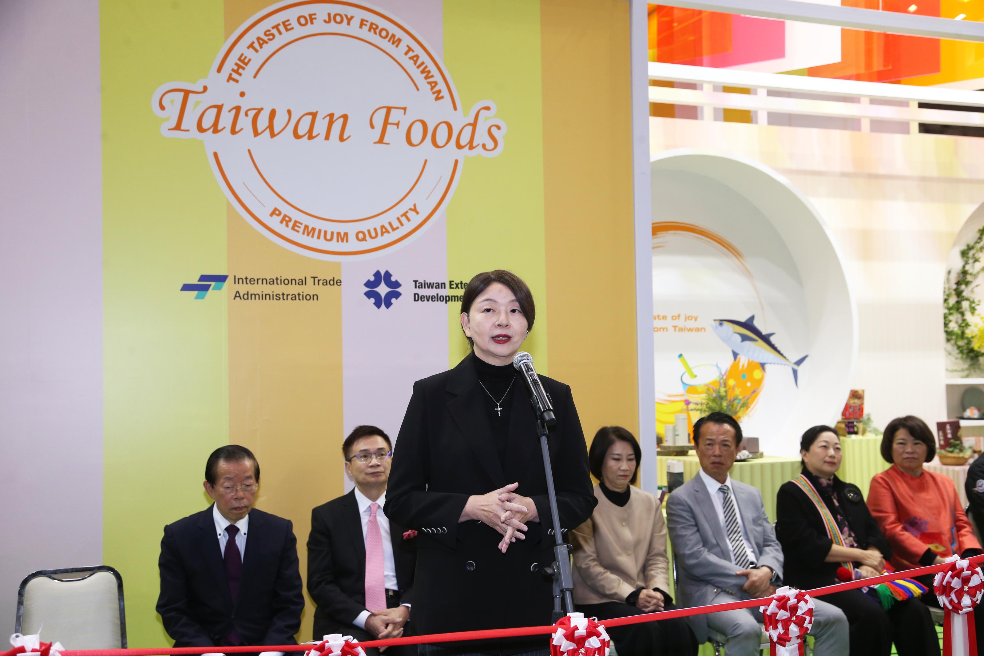 圖一、農業部主任秘書范美玲出席2024年東京國際食品展臺灣館開幕儀式，向日本與各國通路業者及消費者推介更多深具臺灣特色的優質農產品。