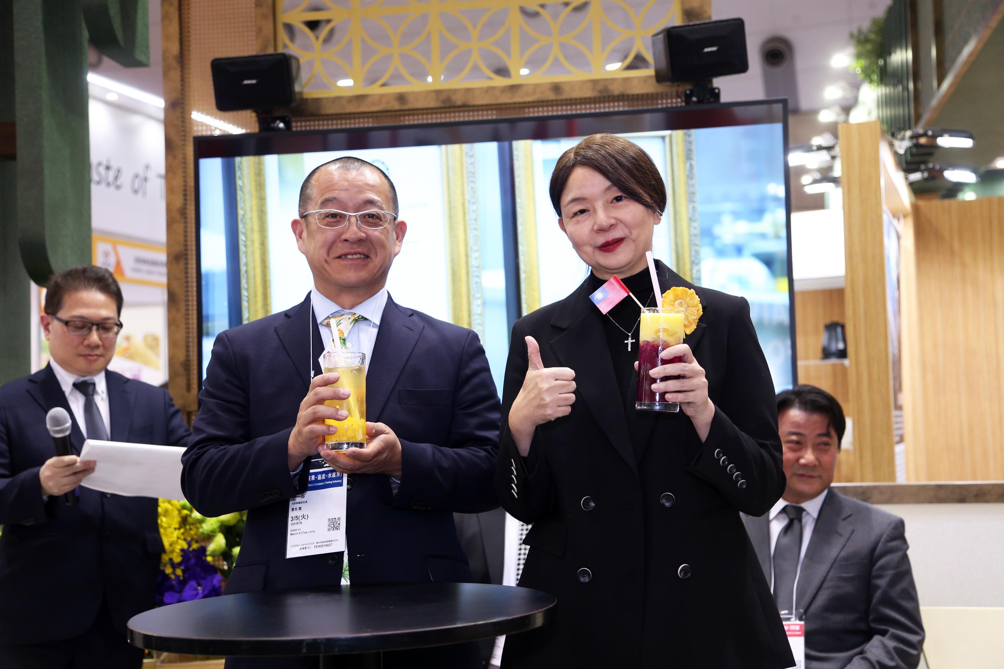圖七、農業部主任秘書范美玲出席2024東京國際食品展，與日本都樂食品公司(Dole)青木代表取締役社長等人，共同展示臺灣鳳梨多元應用方式。