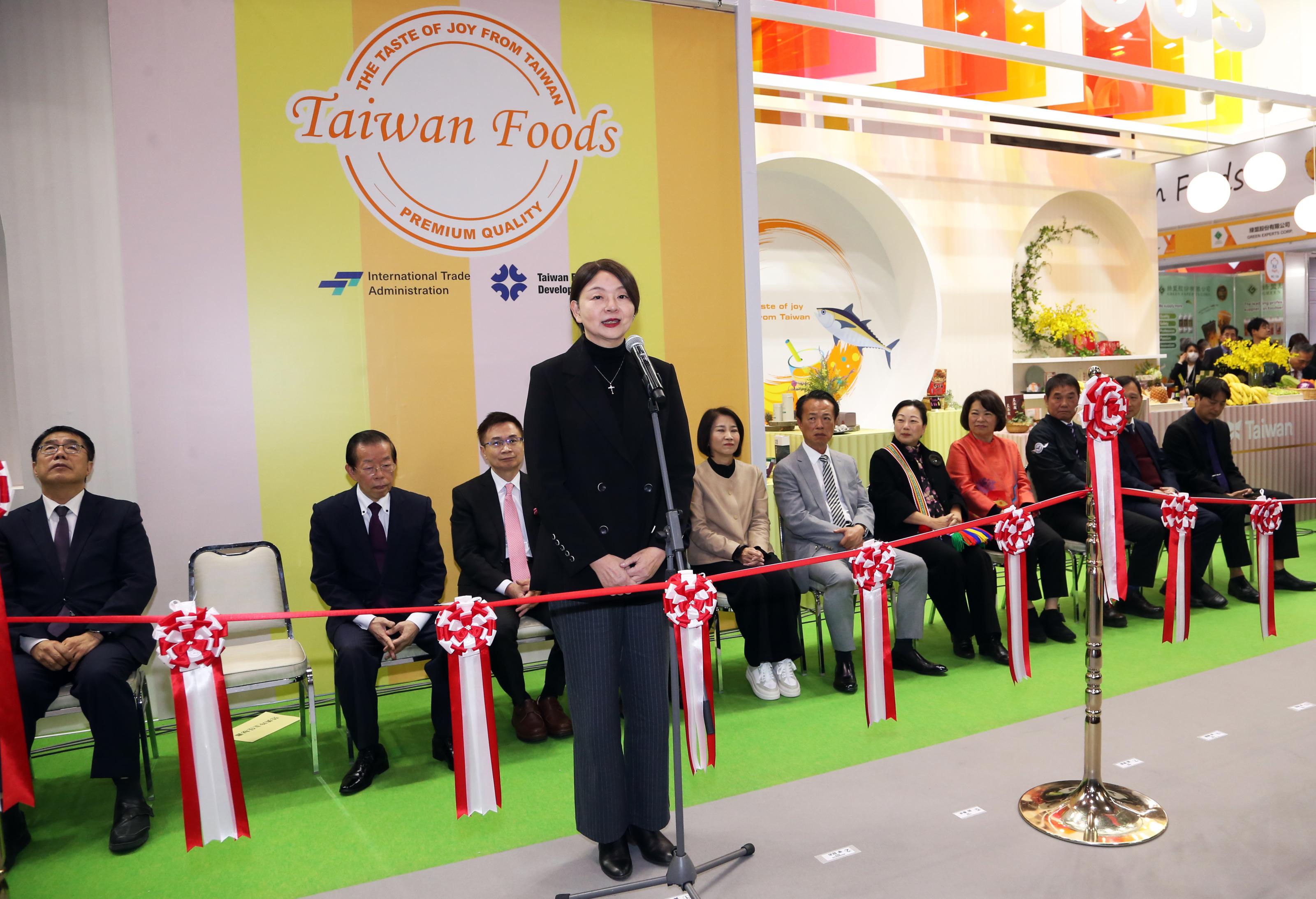 圖二、農業部主任秘書范美玲出席2024年東京國際食品展臺灣館開幕儀式，並向日本及各國通路業者及消費者致意，感謝日本市場長期支持臺灣農產品。