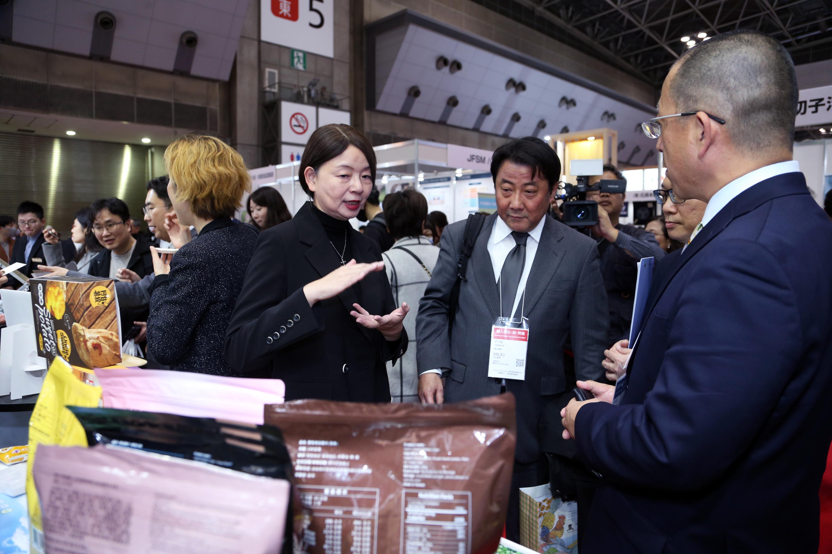圖五、農業部主任秘書范美玲出席2024東京國際食品展，向日本都樂食品公司(Dole)渡辺取締役会長等人，推介臺灣農產品。