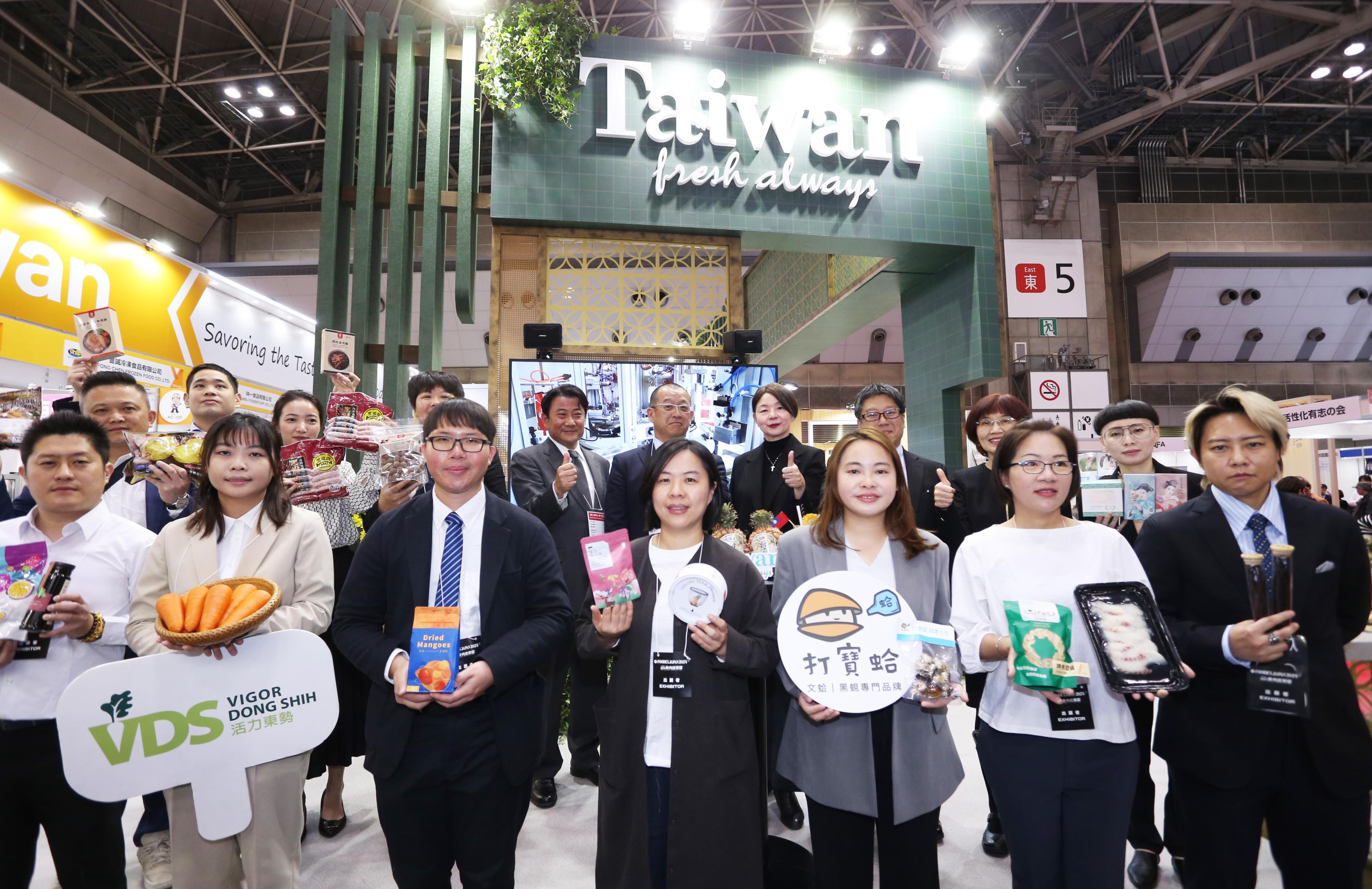 圖八、農業部主任秘書范美玲出席2024東京國際食品展，與日本都樂食品公司(Dole)渡辺取締役会長等人，及12家臺灣農產業者合影。