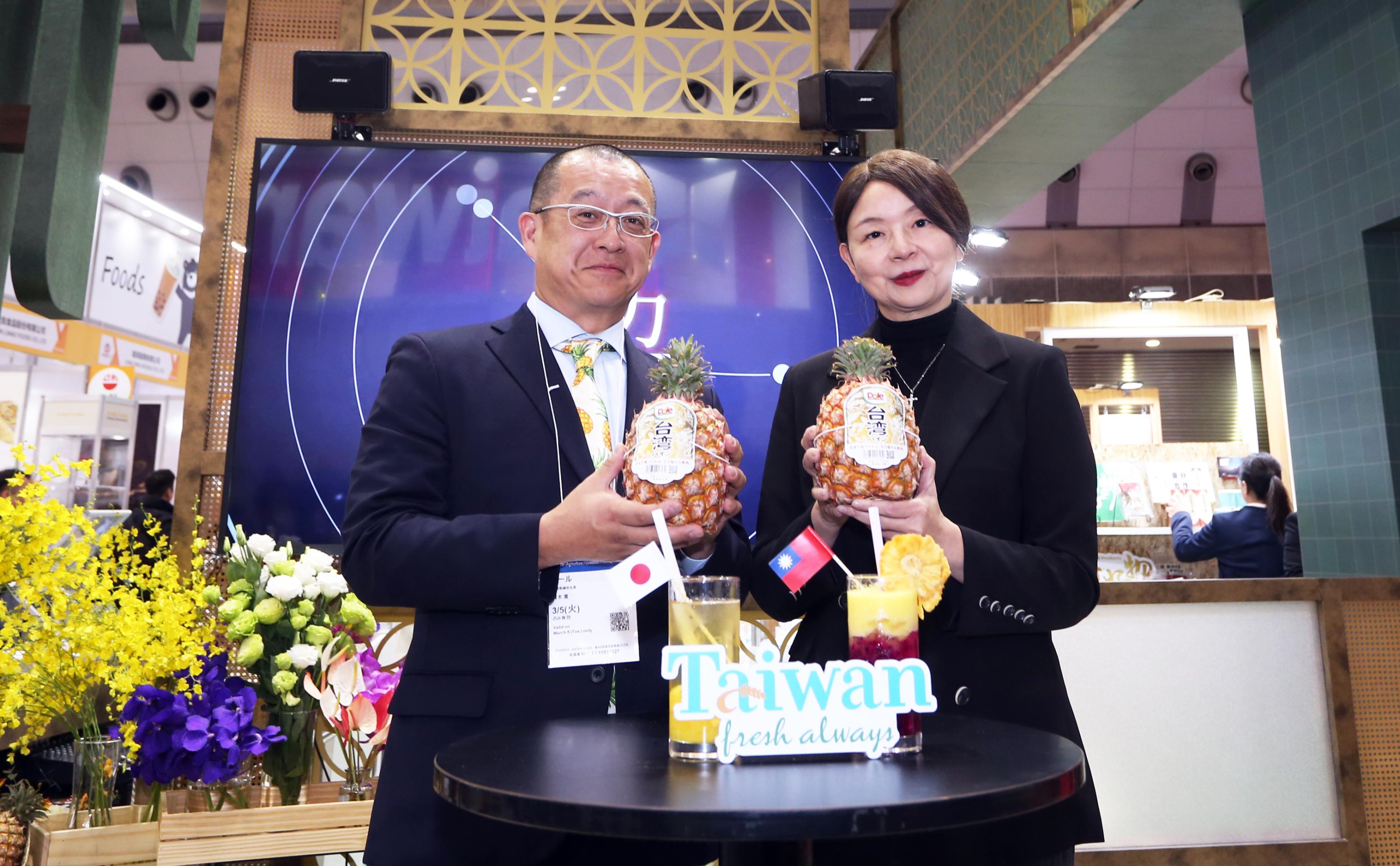 圖六、農業部主任秘書范美玲出席2024東京國際食品展，與日本都樂食品公司(Dole)青木代表取締役社長等人，共同推介臺灣鳳梨。