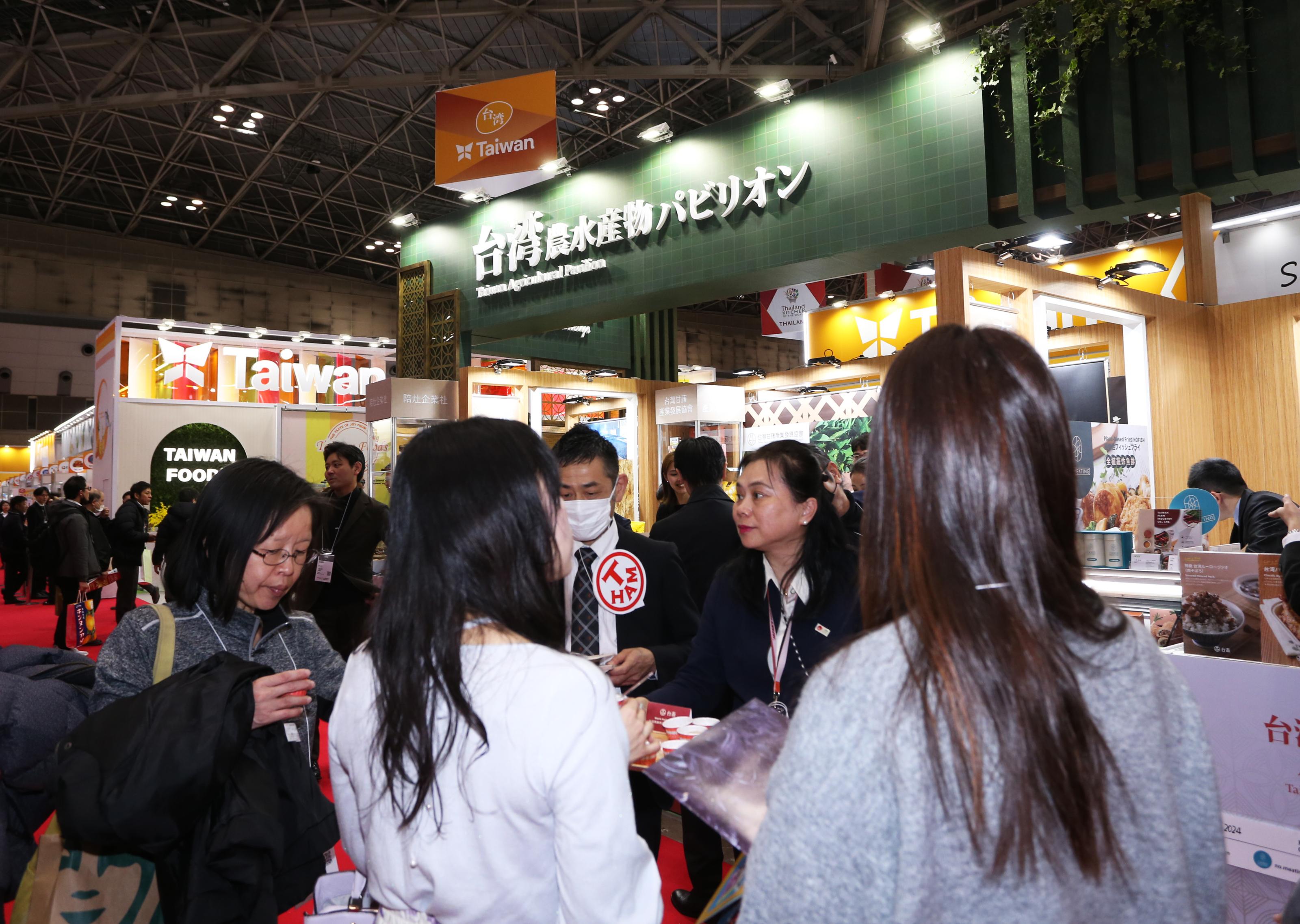 圖十二、2024東京國際食品展今(5)日開幕，臺灣農水產物館業者向參觀業者及民眾推介臺灣農產品。