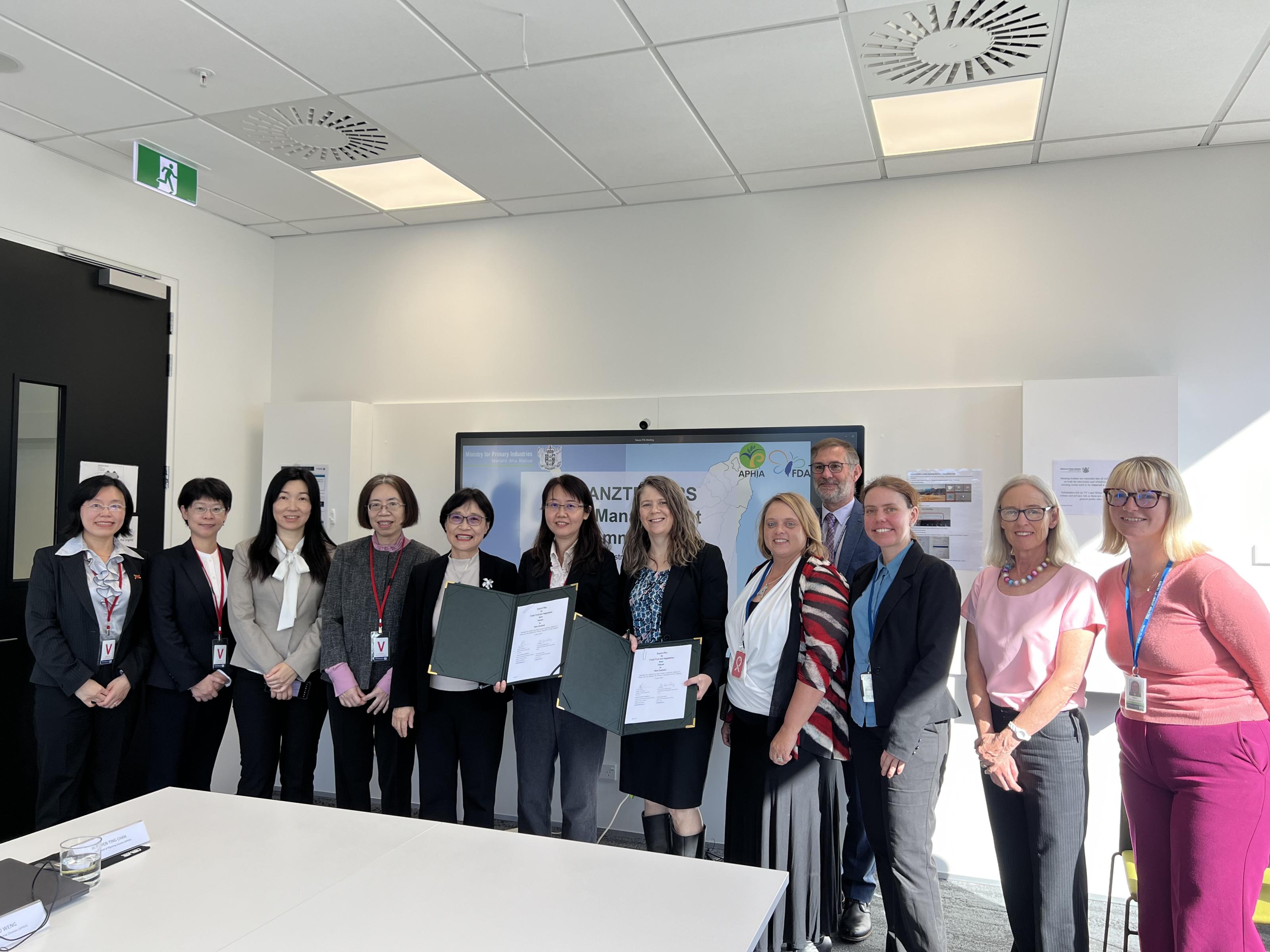 簽署工作計畫後,台紐雙方合影紀錄歷史時刻