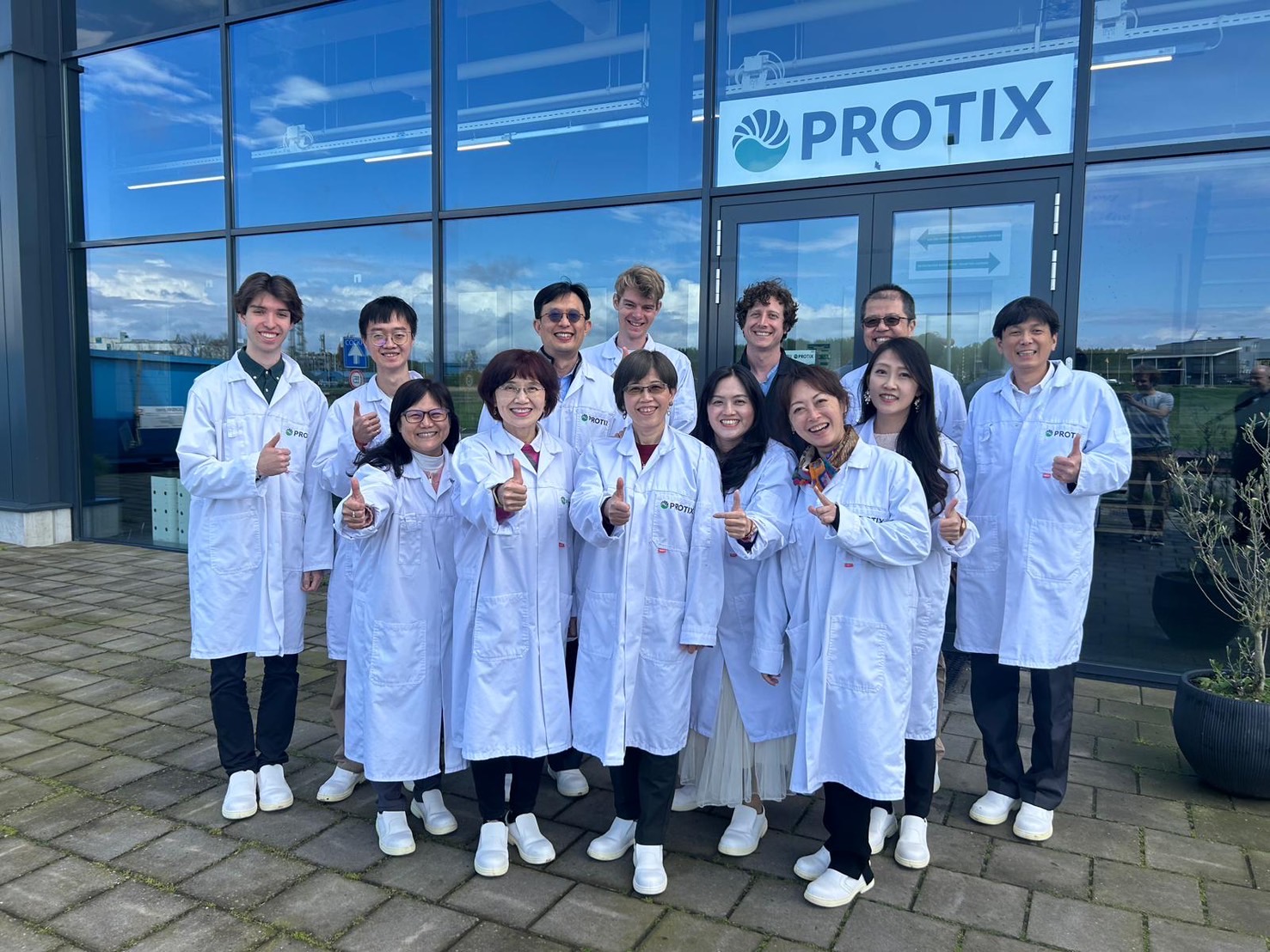 農業部國際事務司林司長麗芳(左4)率團參訪荷商Protix瞭解昆蟲蛋白高效能生產模式。