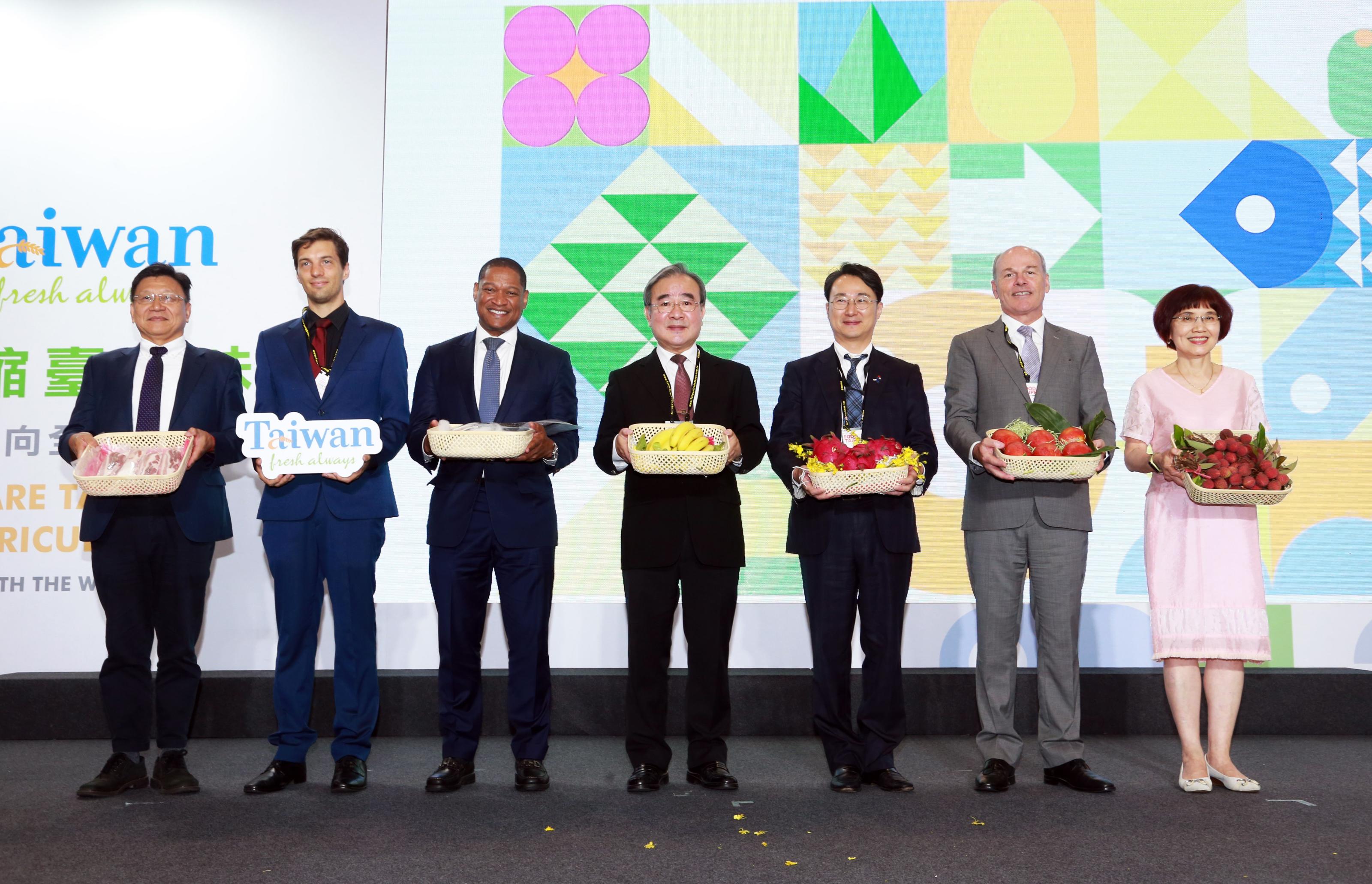 圖一：胡次長(中)與駐臺使節合影