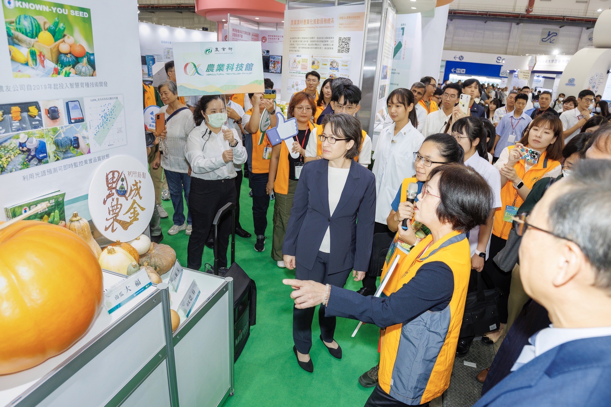 蕭副總統美琴參觀「2024亞洲生技大展-農業科技館」，由農友種苗股份有限公司與農業部農業科技司共同介紹南瓜智慧育種技術開發與重要性狀分子標誌研究研發成果。