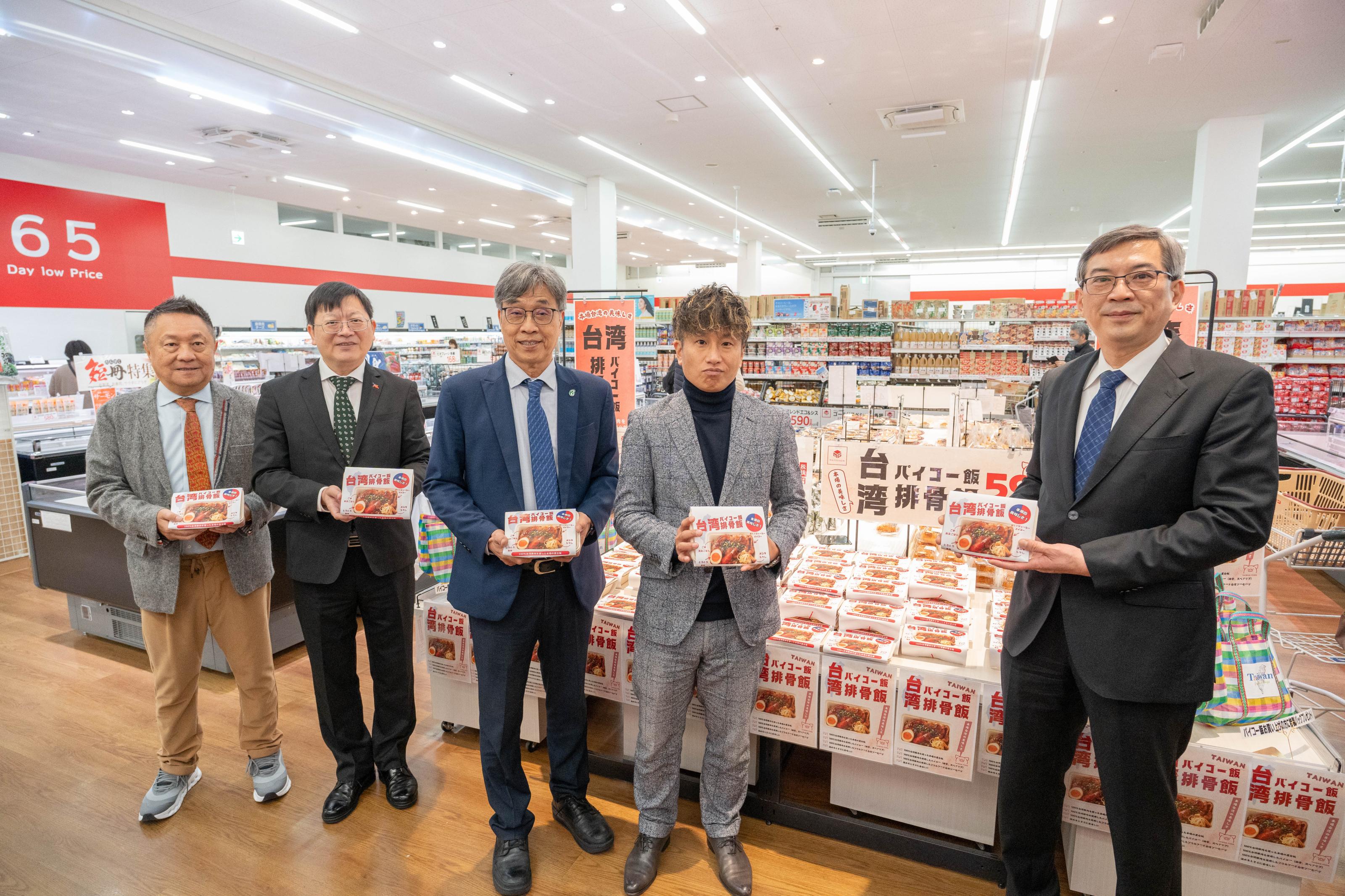 農業部部長陳駿季出席日本松源超市推出期間限定的「臺灣排骨便當」開賣活動。左起為臺灣優良農產品發展協會張裕屏董事長、駐大阪辦事處洪英傑處長．農業部陳駿季部長、松源超市桑原太郎社長及駐日本代表處周學佑公使