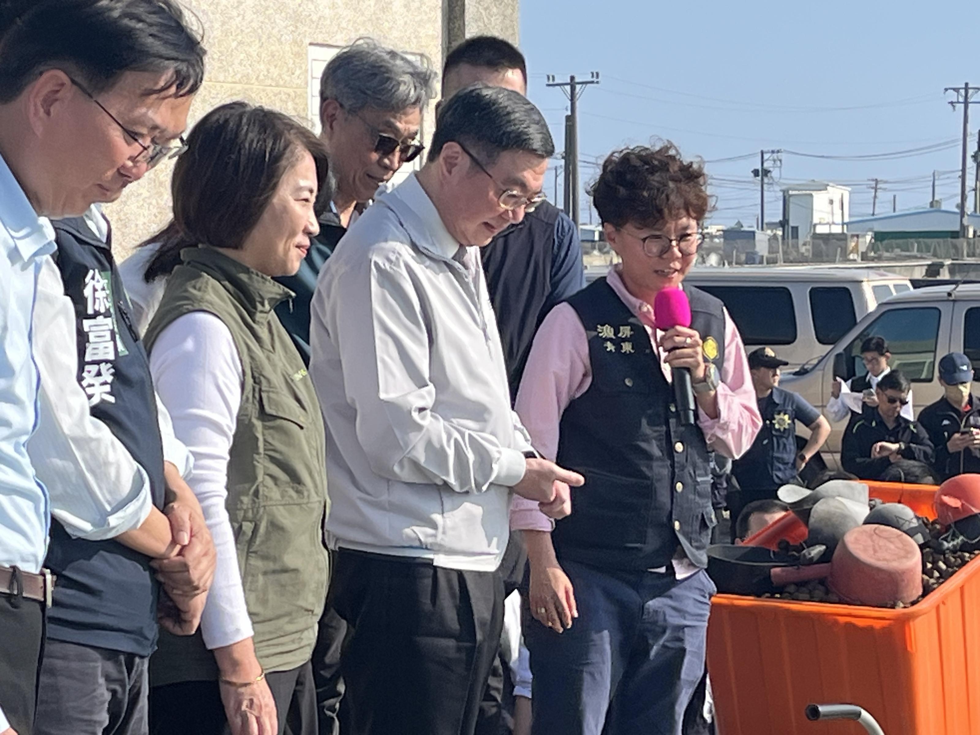 洪佳琪場長帶領卓榮泰院長等人體驗龍虎斑投餵