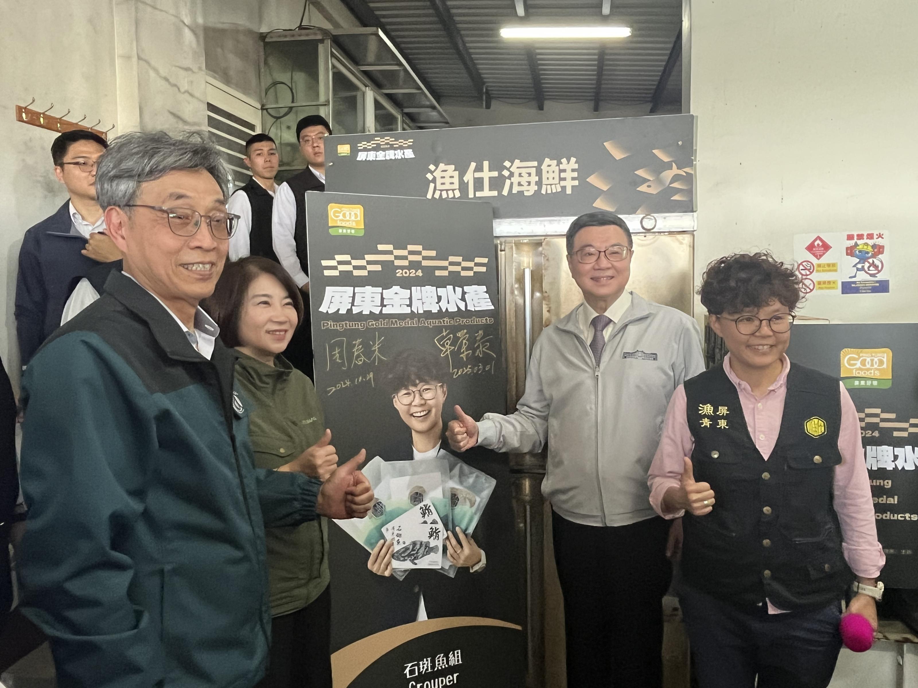 （左起）農業部陳駿季部長、屏東縣周春米縣長、行政院卓榮泰院長、再興水產三場洪佳琪場長合影