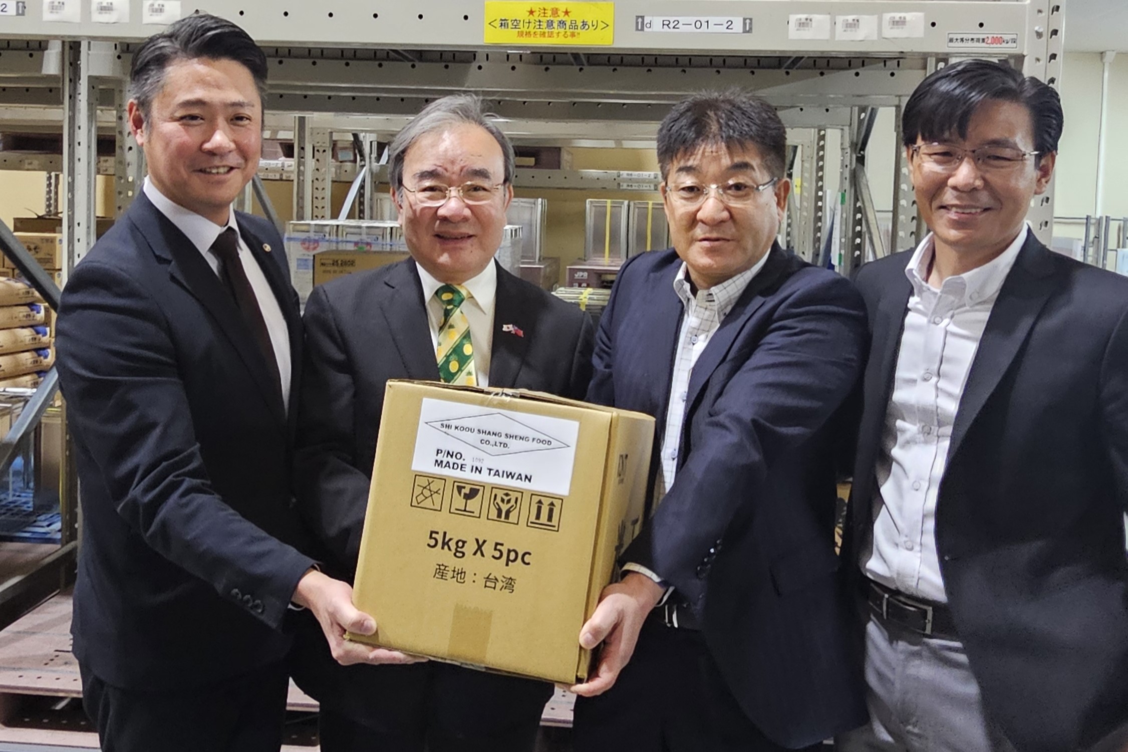 照片1_本部胡忠一次長訪團訪視日本營養食品株式會社進口臺灣稻米倉儲設施,左起依序為日本營養食品株式會社營業部中村好宏部長、胡次長、北日本通商株式會社大西昇社長及國內生產者上昇糧食有限公司劉佳穎總經理。