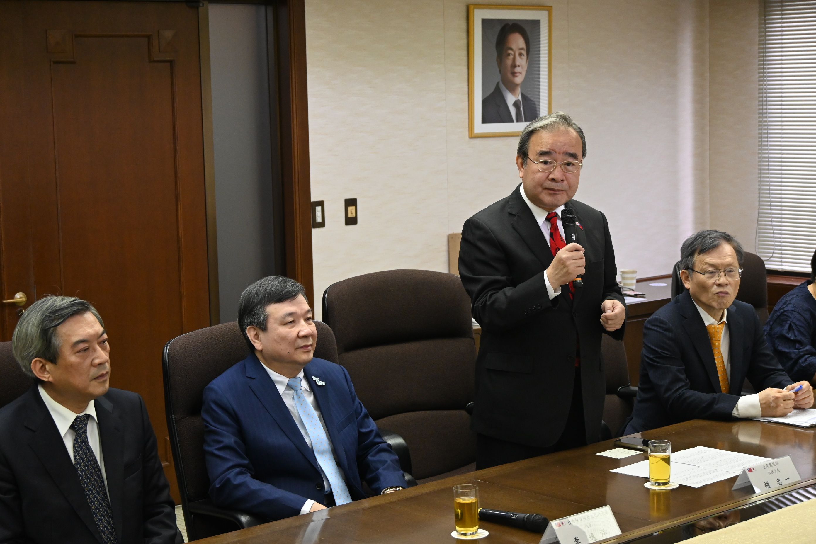 照片1_胡忠一政務次長代表農業部赴日祝賀駐日本代表處農業組成立並發表談話。左起依序為駐日本代表處周學佑公使、李逸洋大使、胡忠一政務次長及首任農業組王清要組長。