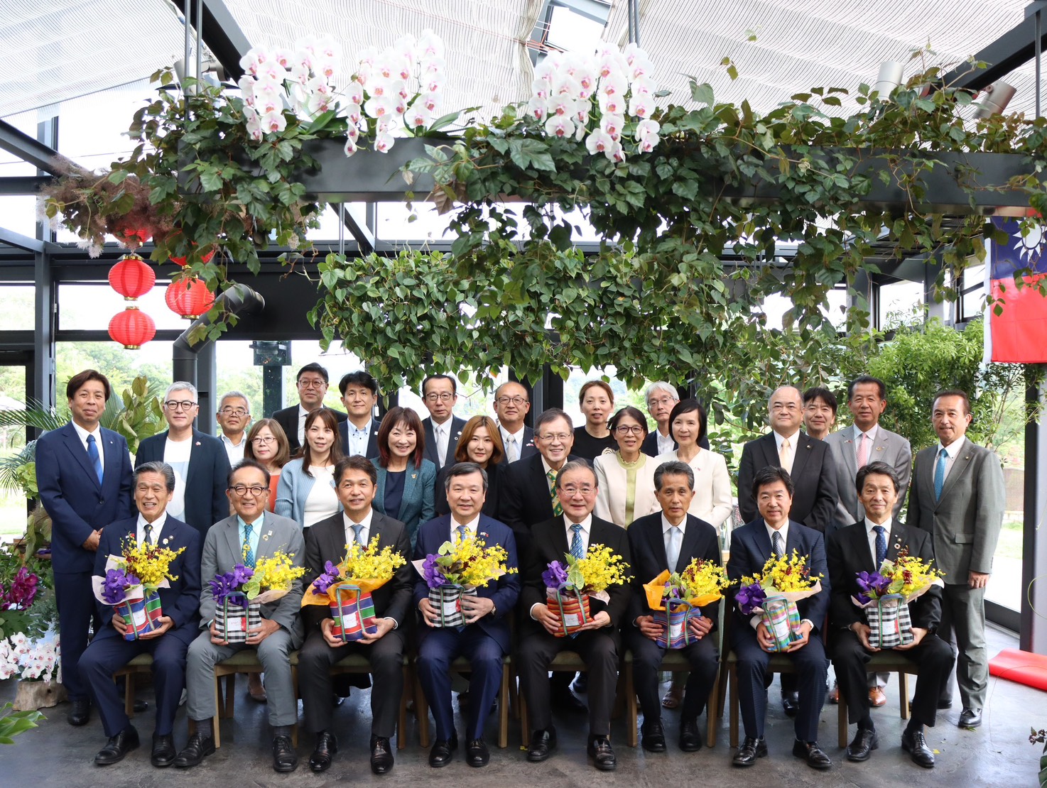 農業部胡忠一次長(前排右4)出席茨城花卉公園「台灣花祭」與我駐日代表處李逸洋代表(前排左4)、茨城縣知事大井川和彥(前排左3)及笠間市長山口伸樹等17個市町村長或副市長進行交流