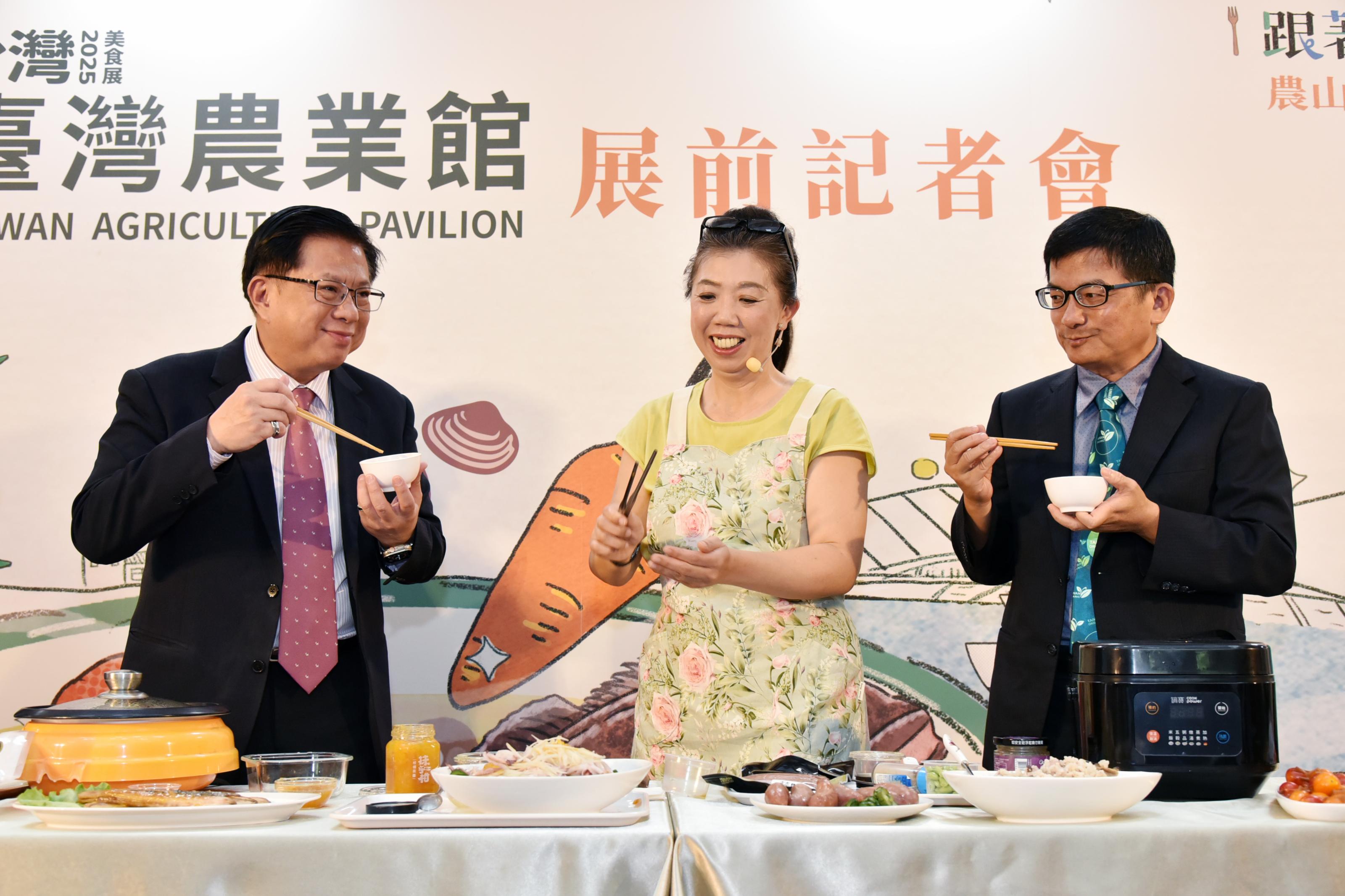 圖4-料理達人阿芳法師與農業部長官互動演示廚藝