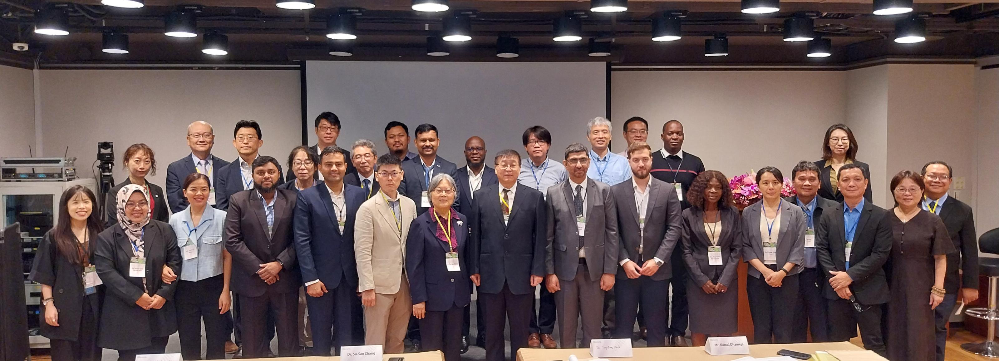 TARI、FFTC、NARO、AARDO主辦之「開啟農糧的創新潛力：從感測器到智慧農場」國際研討會與會者合照