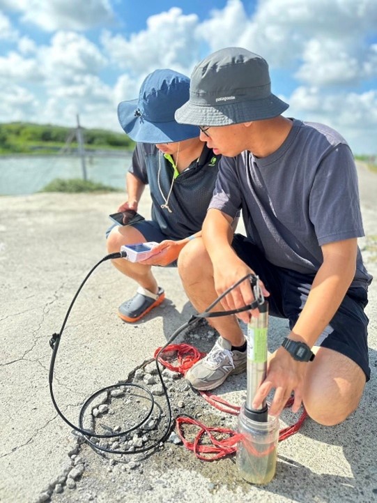圖4-養殖場域手持式設備定期保養校正與水質檢測