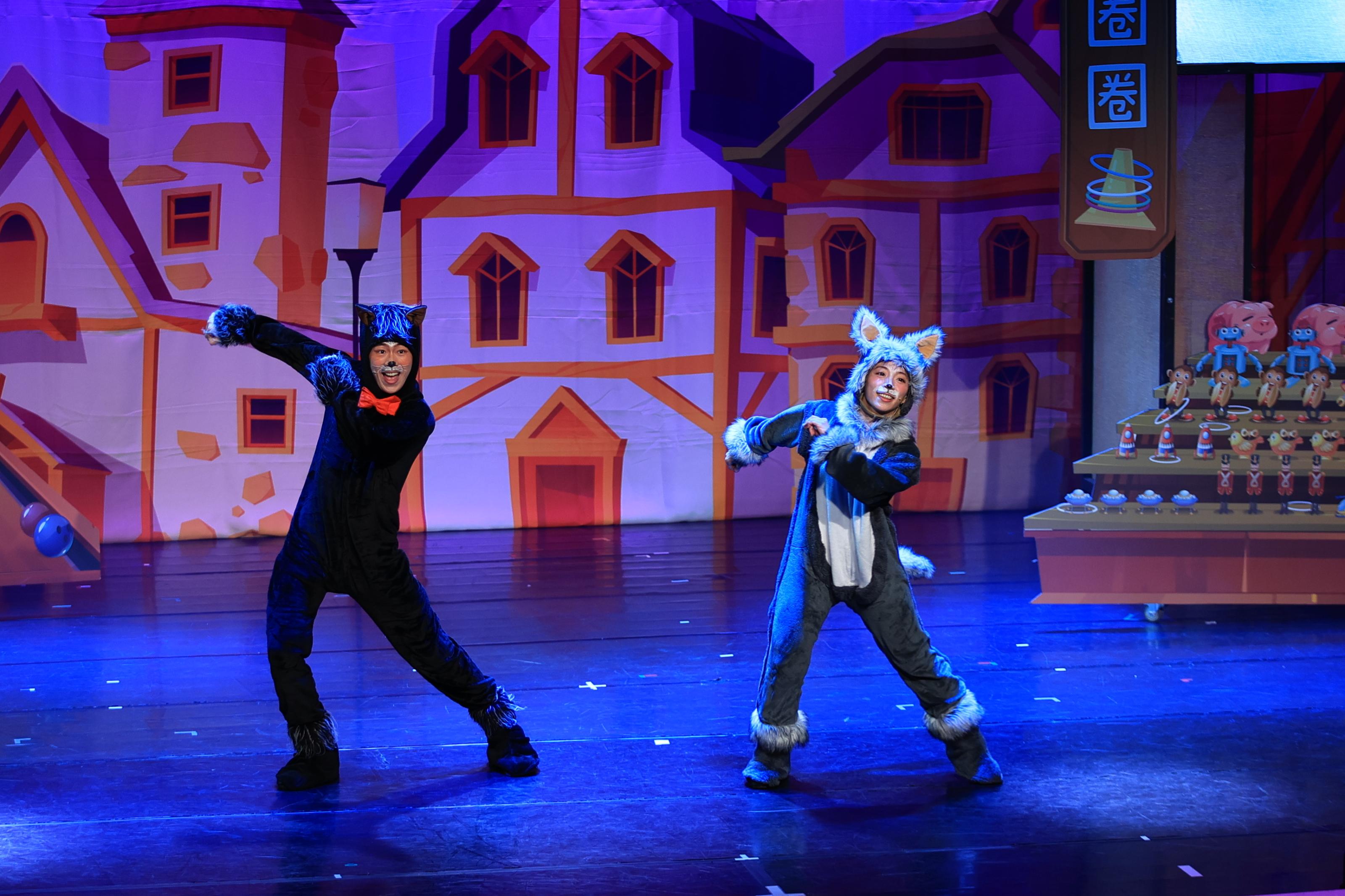 黑貓老大與阿奇的賣力演出