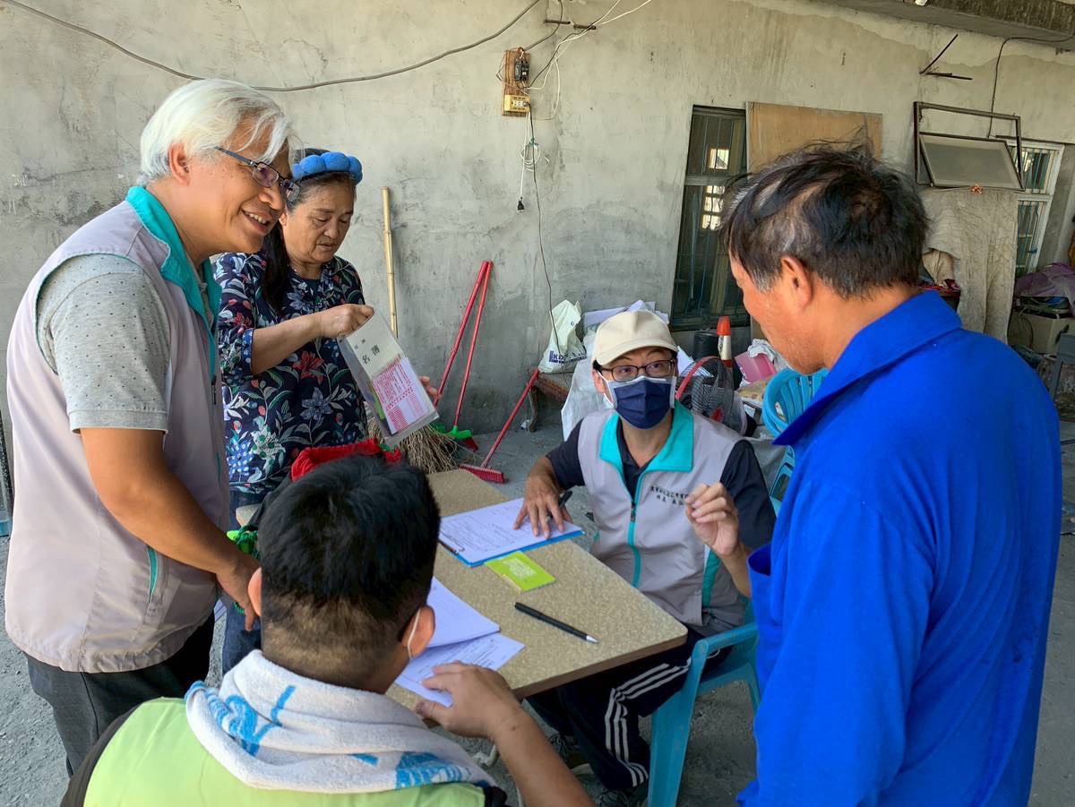 服務團主動出擊，拜訪行動不便的老人家，到家訪查確認身份與帳戶資料，協助完成慰助金申請_1