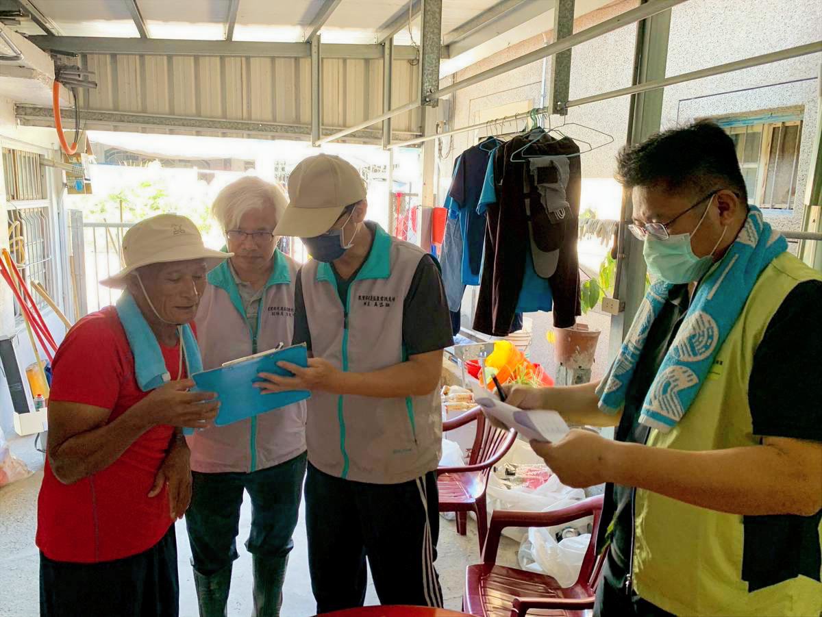 服務團主動出擊，拜訪行動不便的老人家，到家訪查確認身份與帳戶資料，協助完成慰助金申請_2