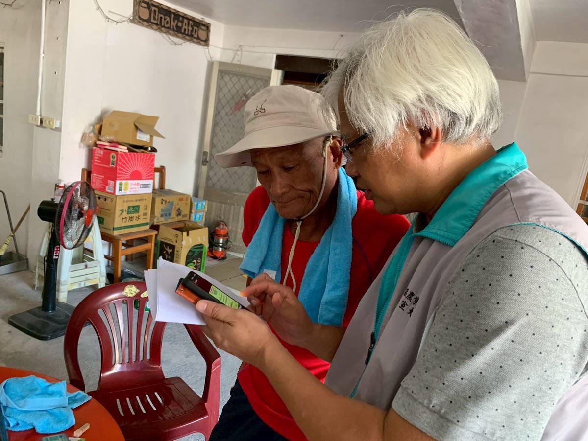 服務團主動出擊，拜訪行動不便的老人家，到家訪查確認身份與帳戶資料，協助完成慰助金申請_3