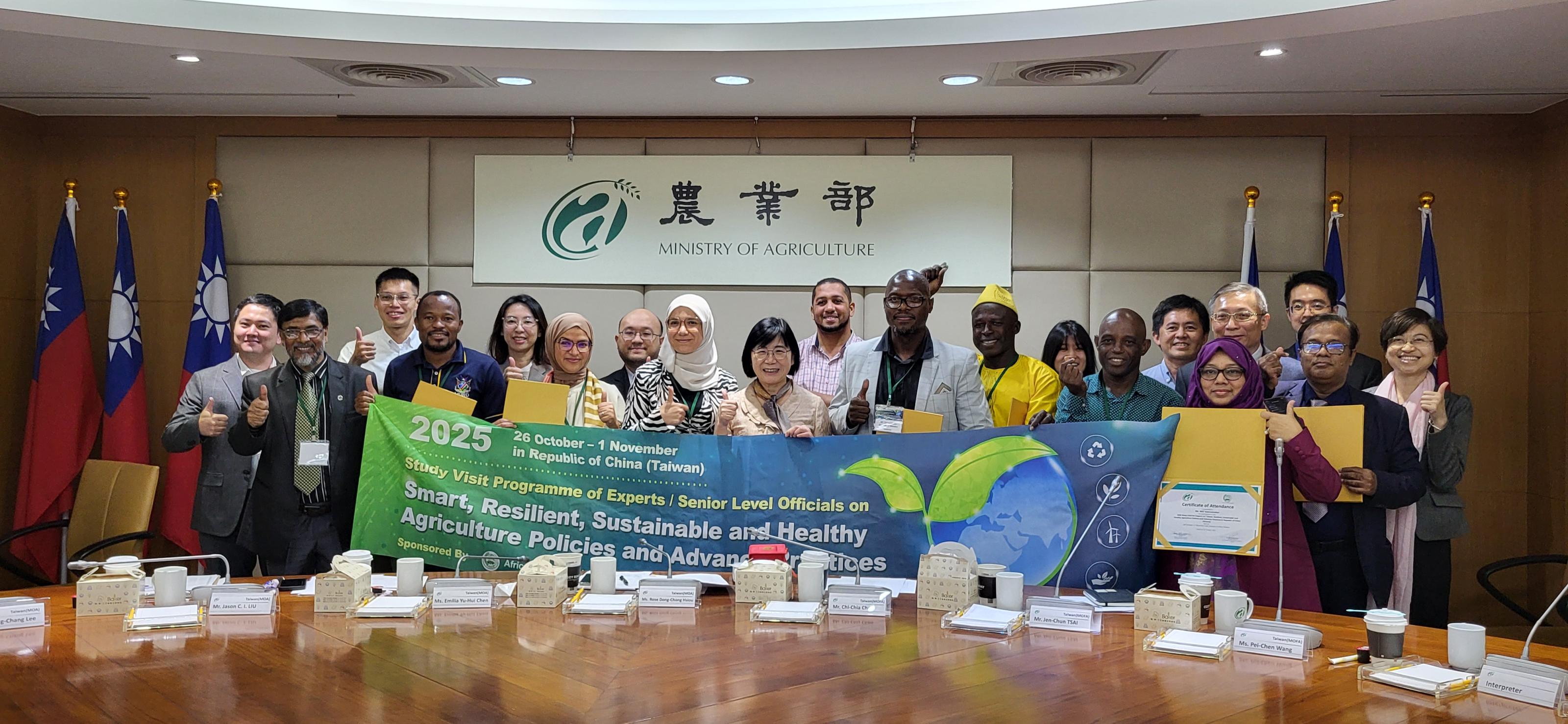 照片1_AARDO專家高階官員來臺研習活動閉幕式團體合照