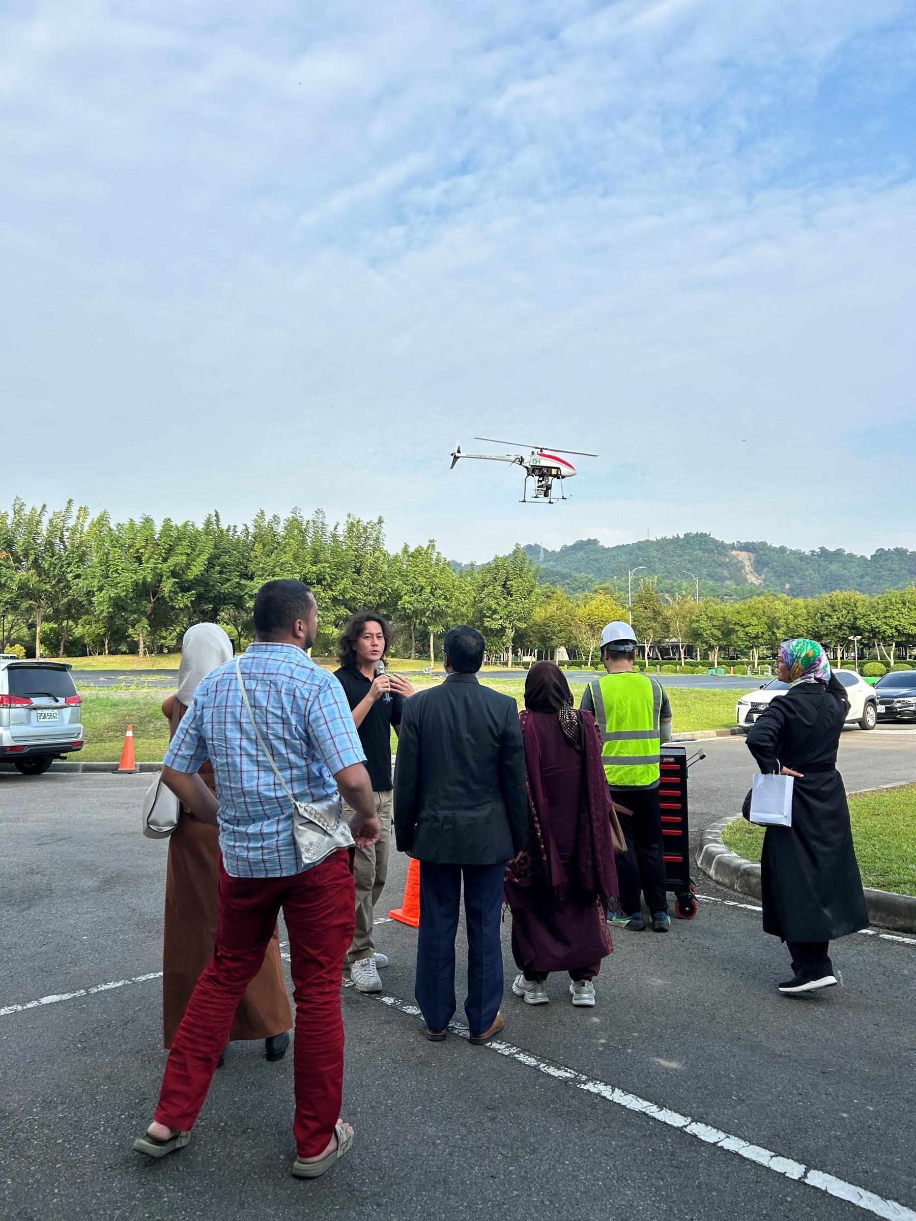 照片2_參觀我國無人機農業應用技術